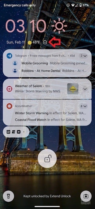 Der Wettersperrbildschirm zeigt Ihnen anstehende Alarme an oder zeigt an, ob „Bitte nicht stören“ aktiviert ist. Schauen Sie sich einige der kommenden Funktionen an, die nächsten Monat für berechtigte Pixel-Modelle verfügbar sein werden