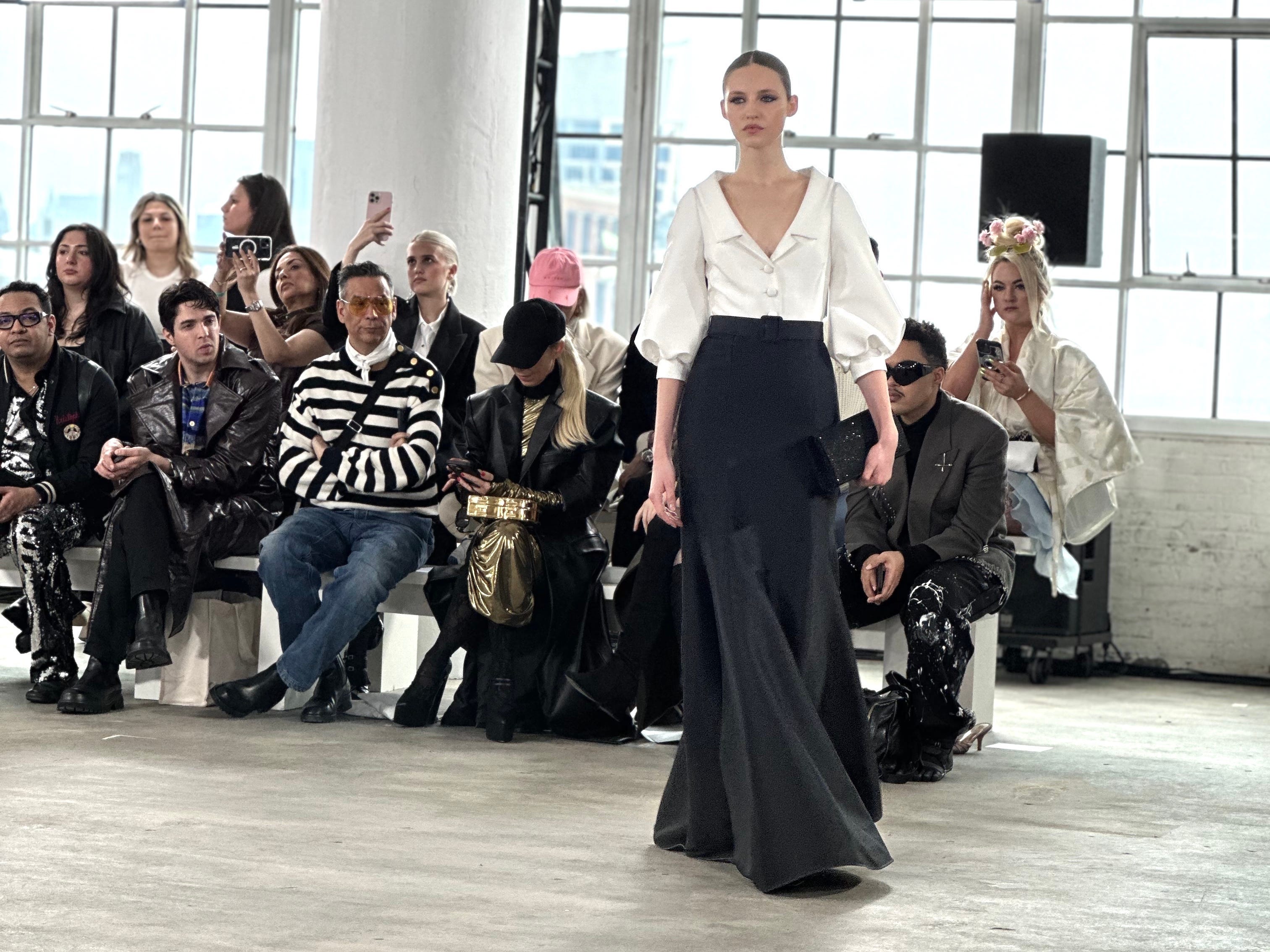 Ein Model läuft während der New York Fashion Week über den Laufsteg von Badgley Mischka.