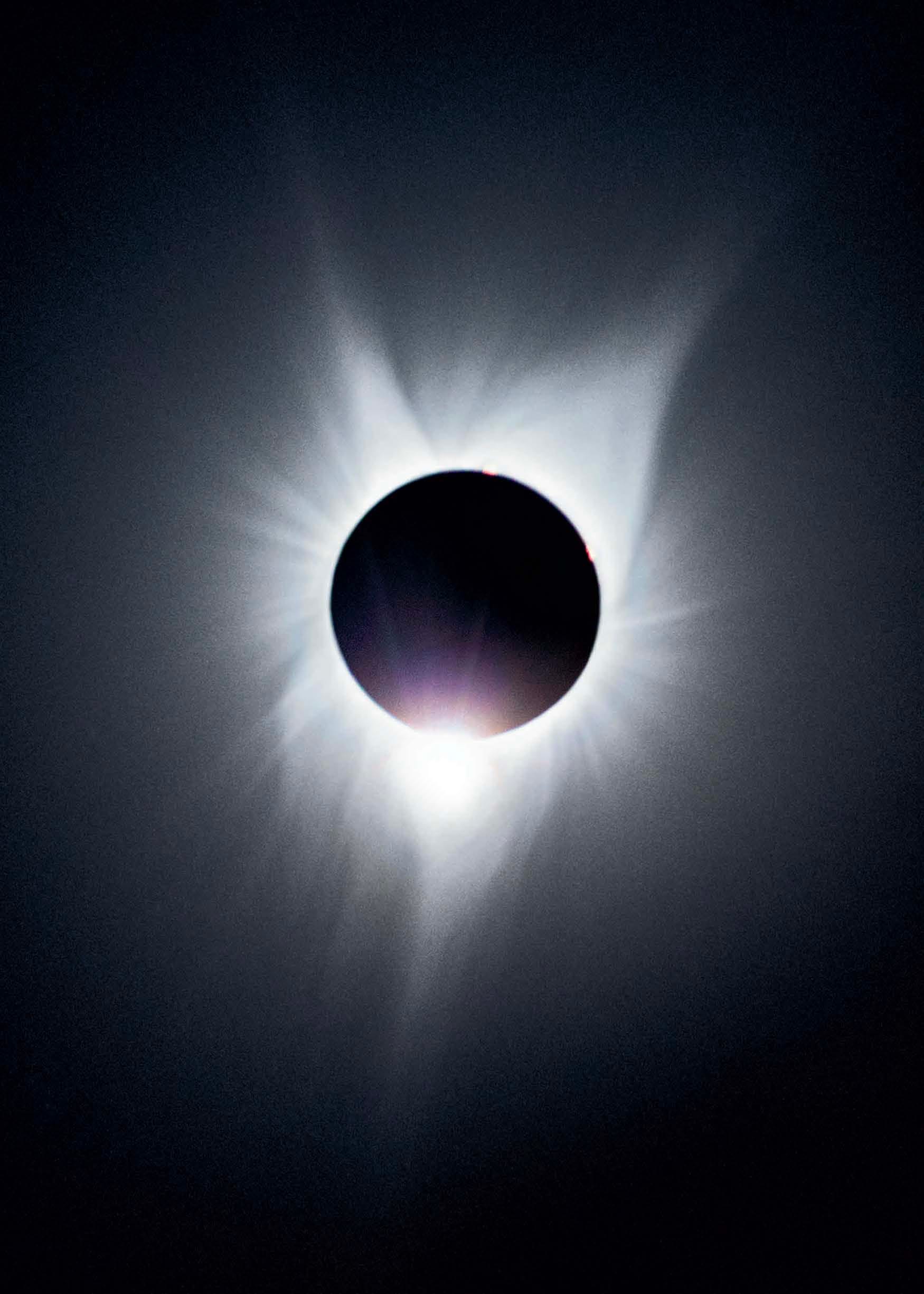 Eine totale Sonnenfinsternis mit dem Mond als schwarzem Kreis über der Sonne.