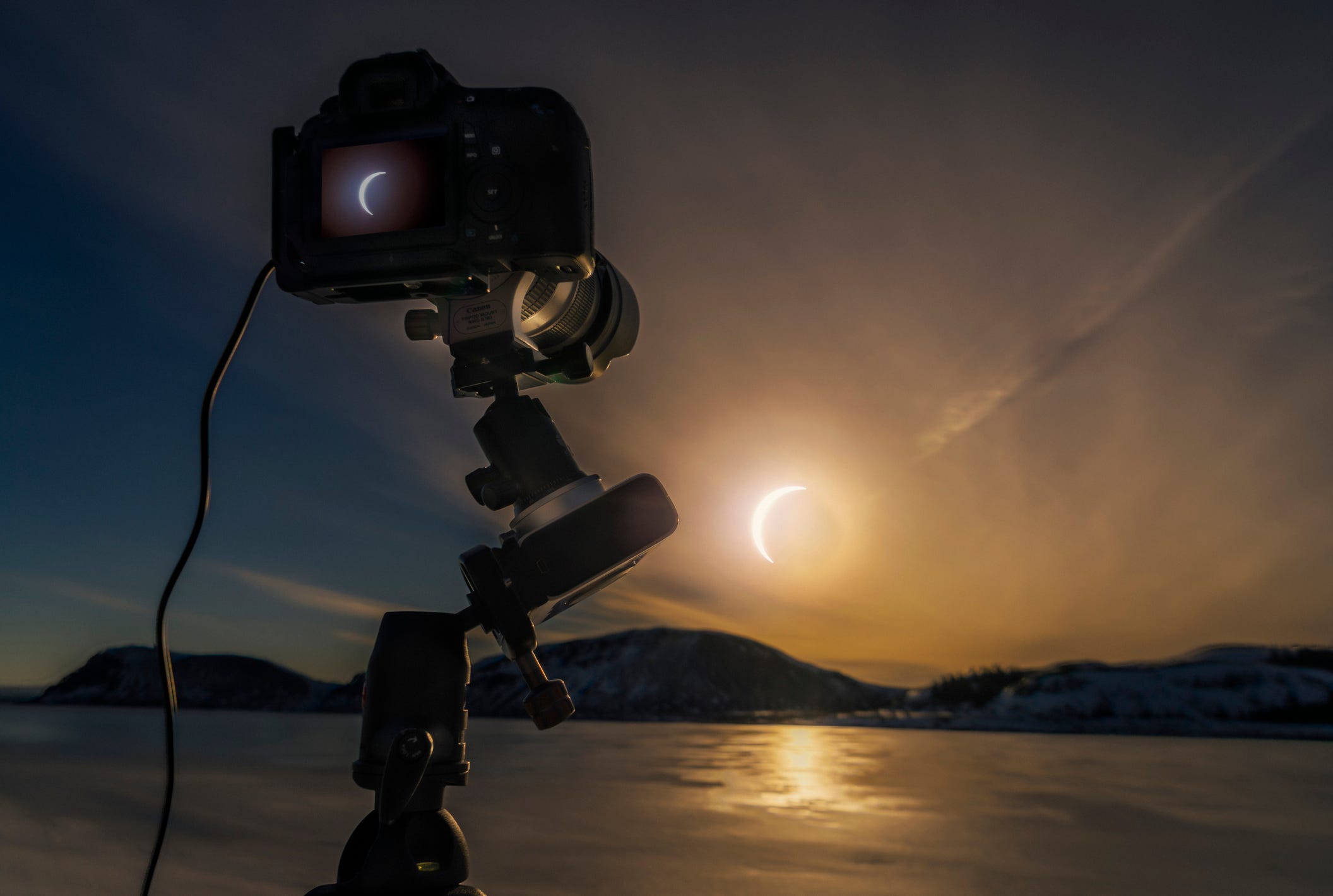 Kamera ist so eingerichtet, dass sie automatisch eine Sonnenfinsternis fotografiert.