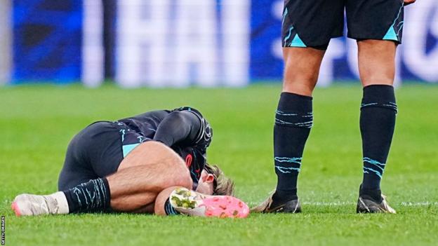 Jack Grealish liegt während des Spiels gegen den FC Kopenhagen verletzt am Boden