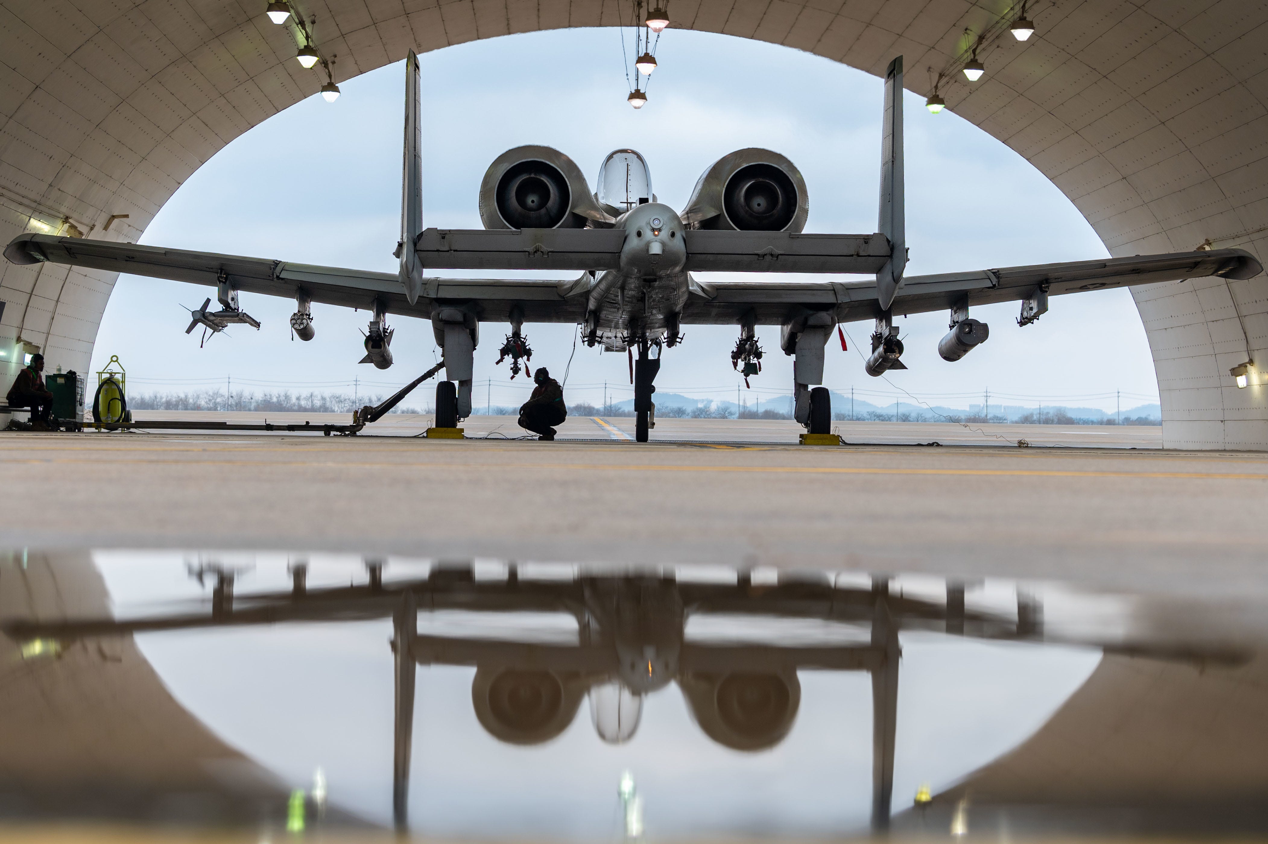 Eine A-10C Thunderbolt II der US Air Force vom 25. Jagdgeschwader erhält am 9. Februar 2023 auf dem Luftwaffenstützpunkt Osan in Südkorea eine Hot-Pit-Betankung.