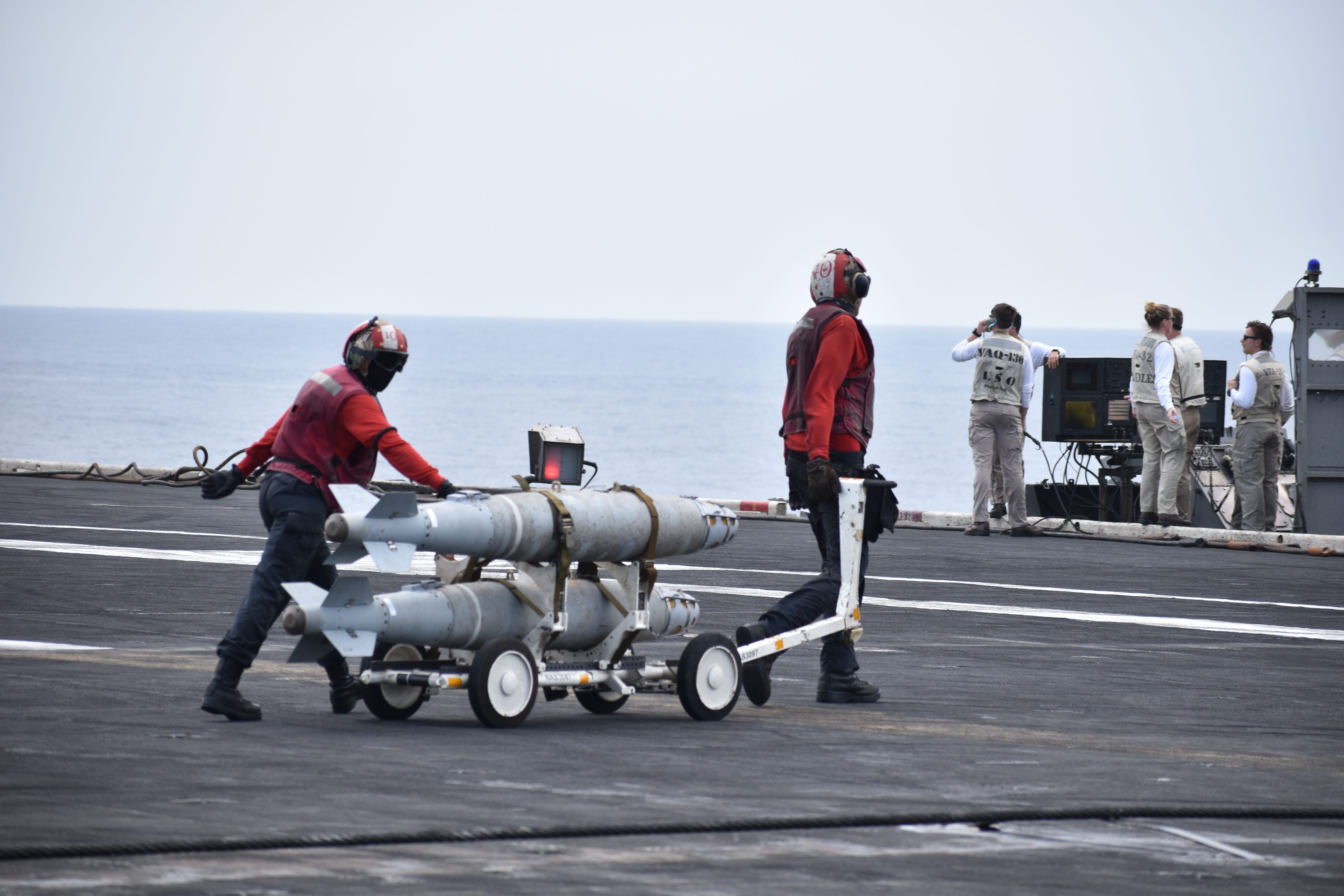 Matrosen transportieren Munition auf dem Deck der USS Dwight D. Eisenhower.
