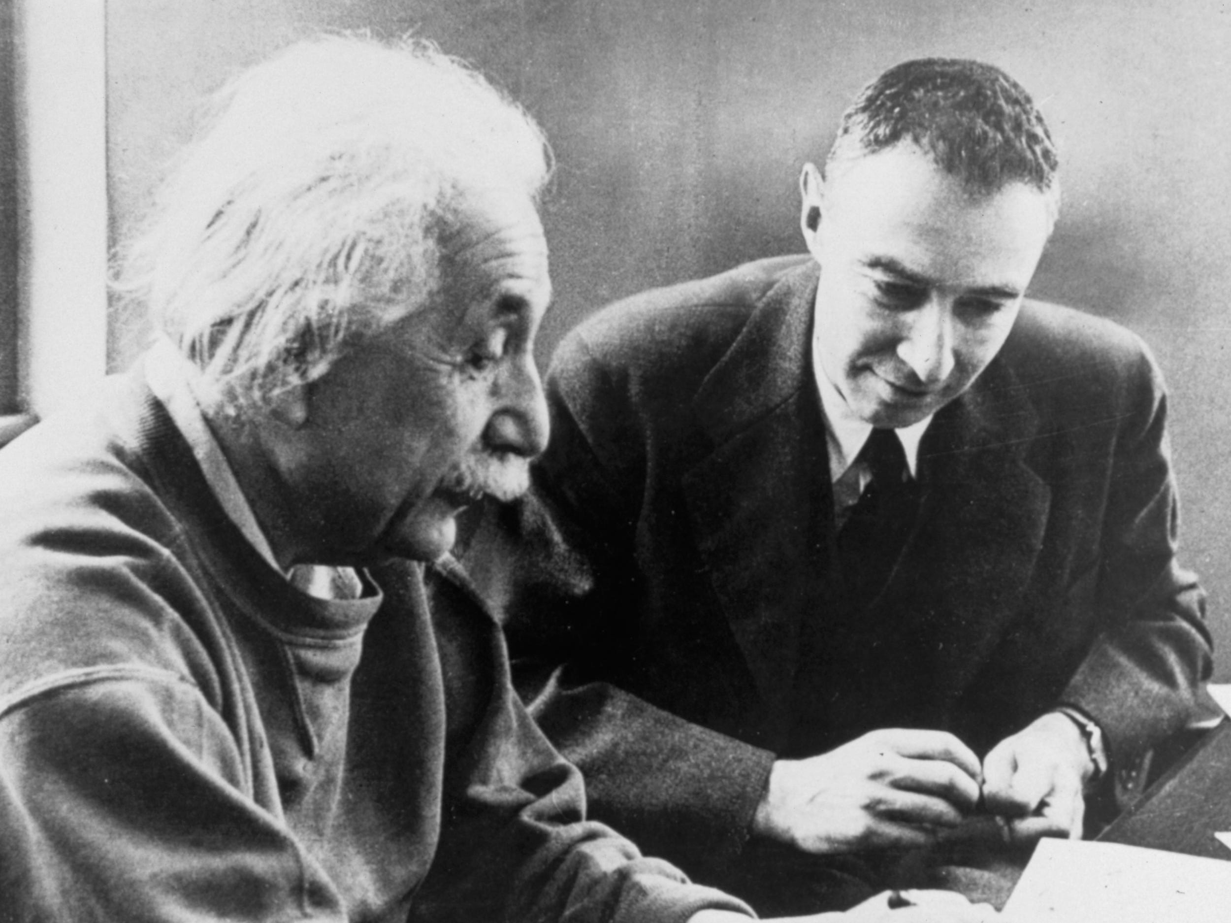 Ein Schwarzweißfoto von J. Robert Oppenheimer mit Albert Einstein.
