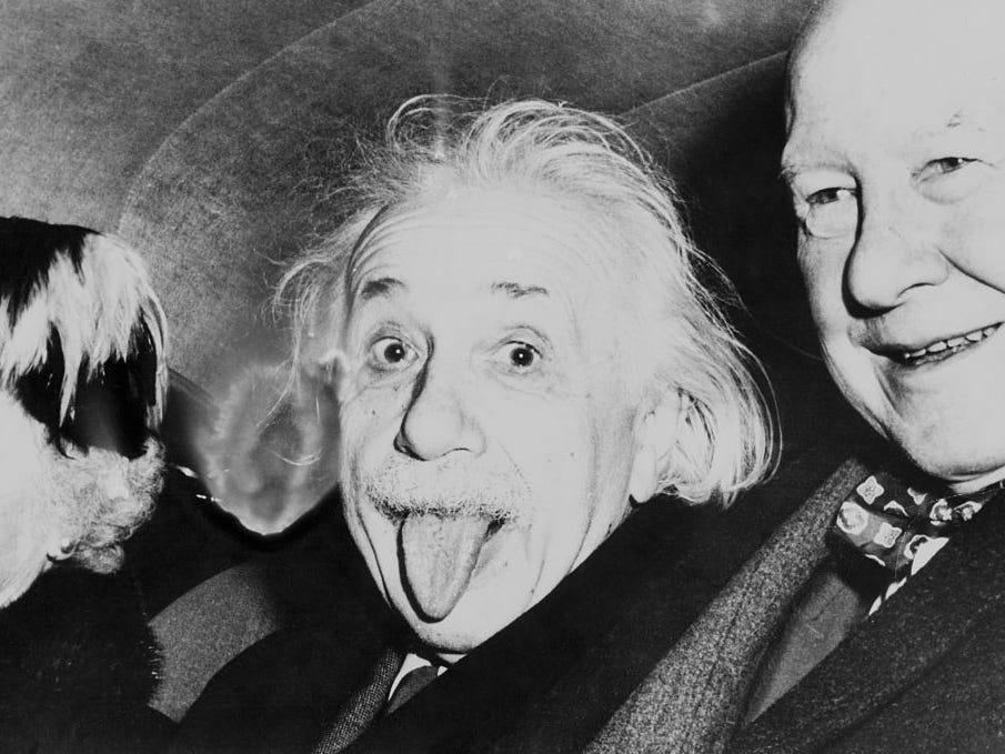 Berühmtes Foto von Einstein mit ausgestreckter Zunge.