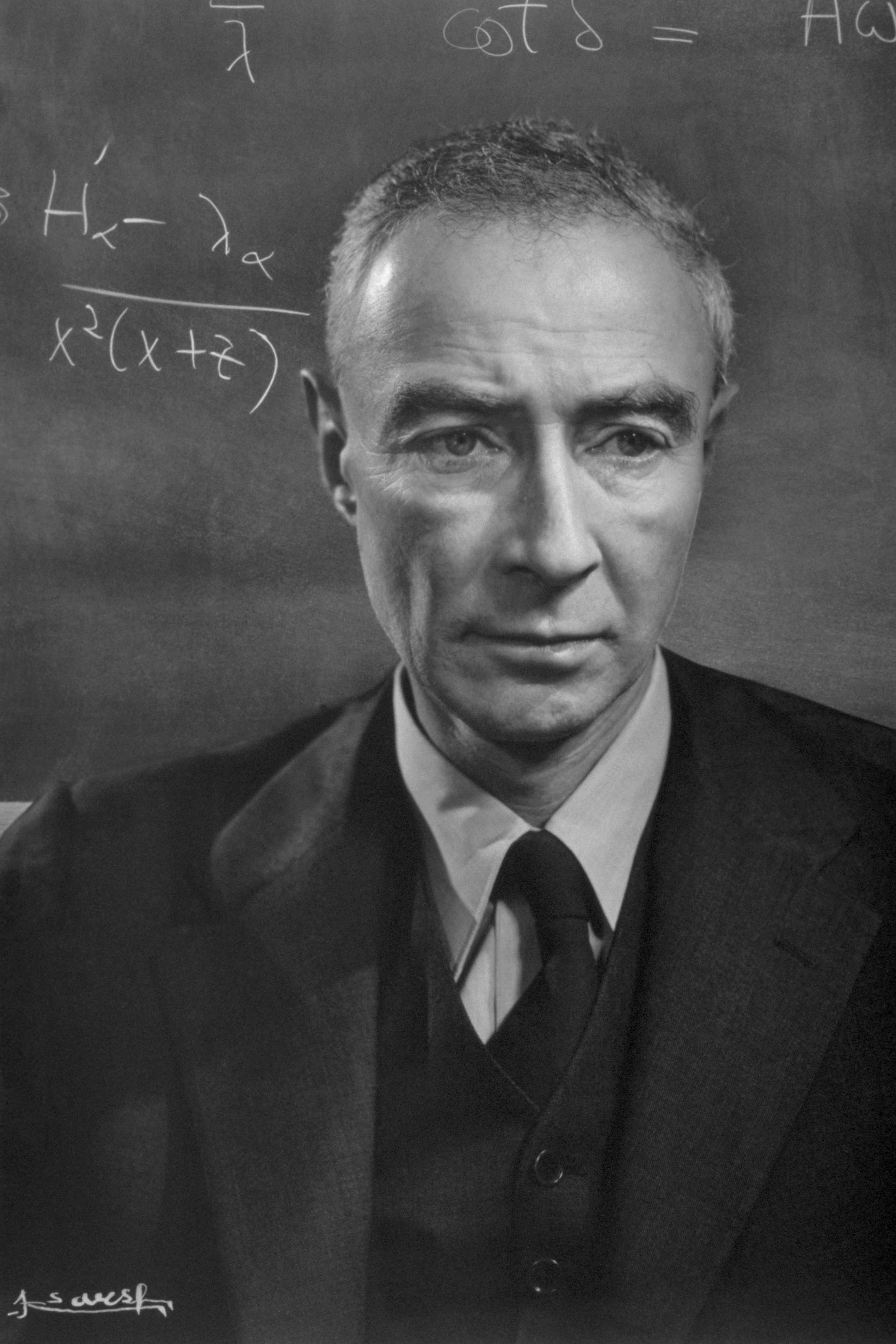 Ein Schwarzweißfoto von J. Robert Oppenheimer aus dem Jahr 1950.