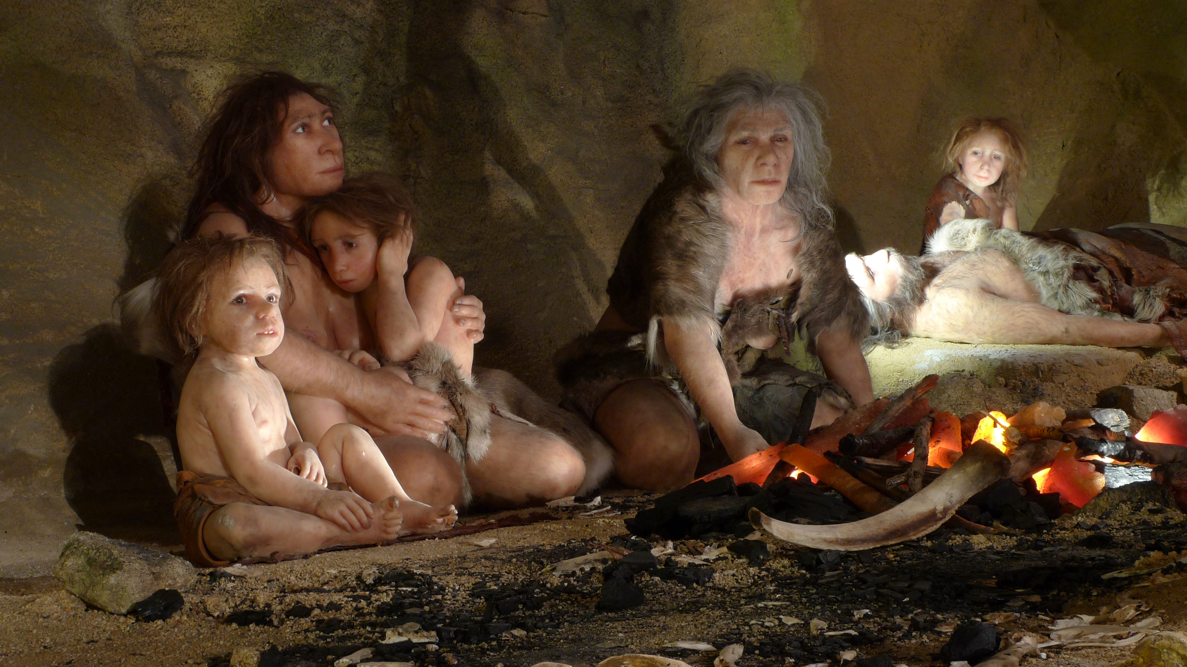 Ein Modell, das eine Neandertaler-Familie in der Nähe eines Feuers zeigt.