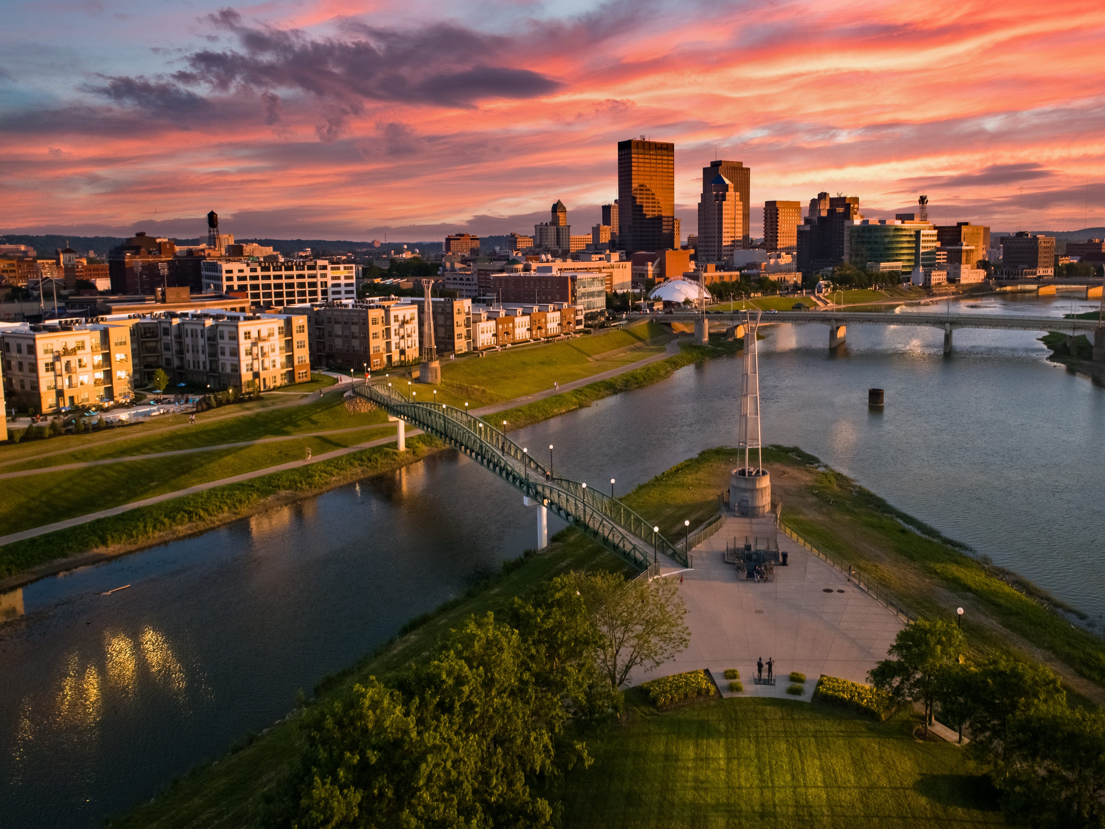 Blick auf den Sonnenuntergang auf die Innenstadt von Dayton und den Fluss