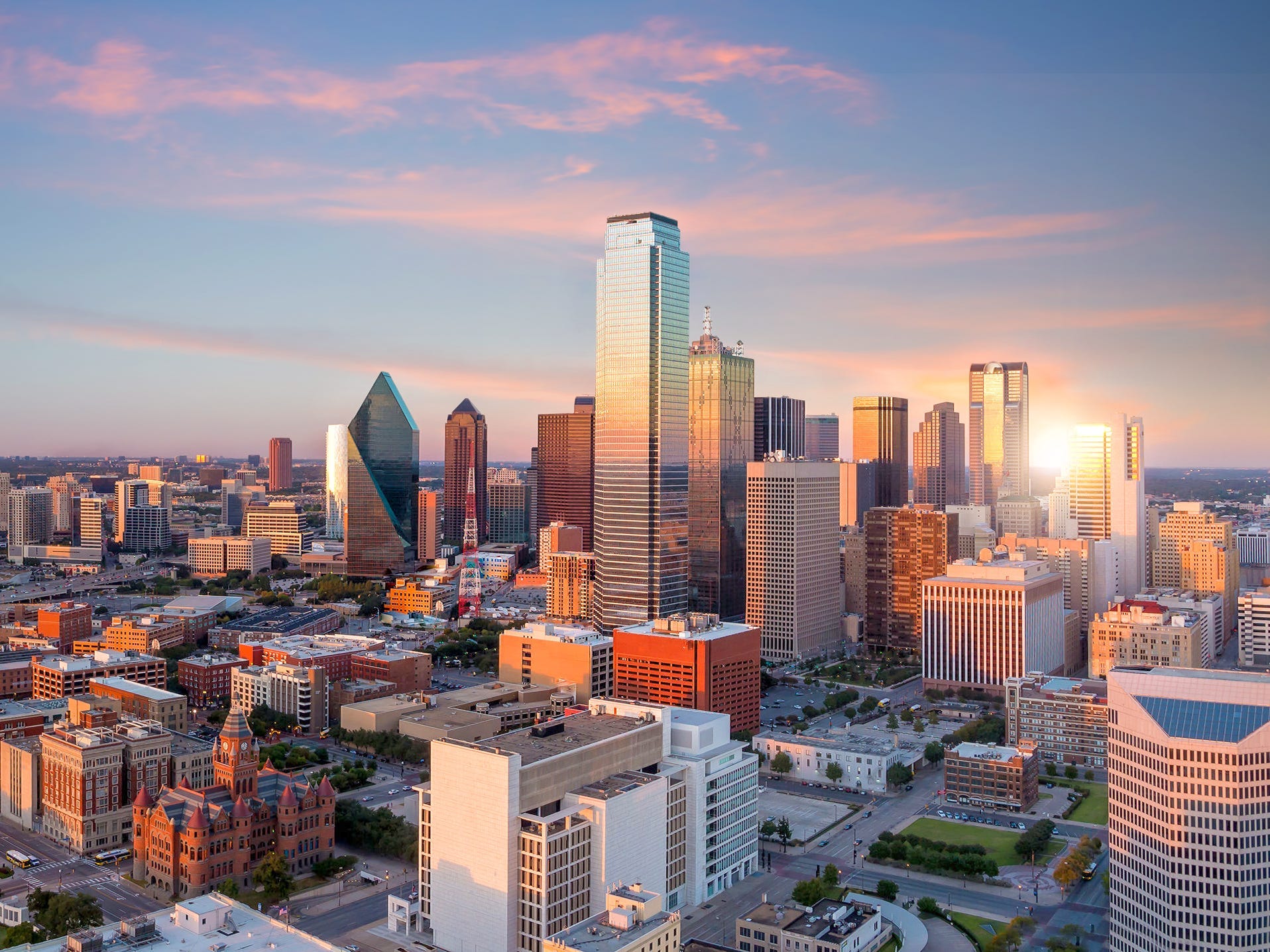 Stadtbild von Dallas, Texas mit blauem Himmel bei Sonnenuntergang, Texas