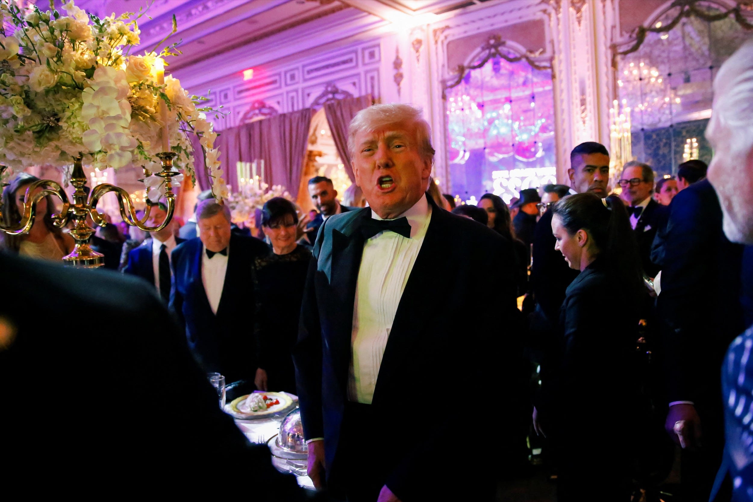 Donald Trump trägt einen Smoking auf einer Silvesterparty, die er in seinem Resort in Mar-a-Lago veranstaltete.