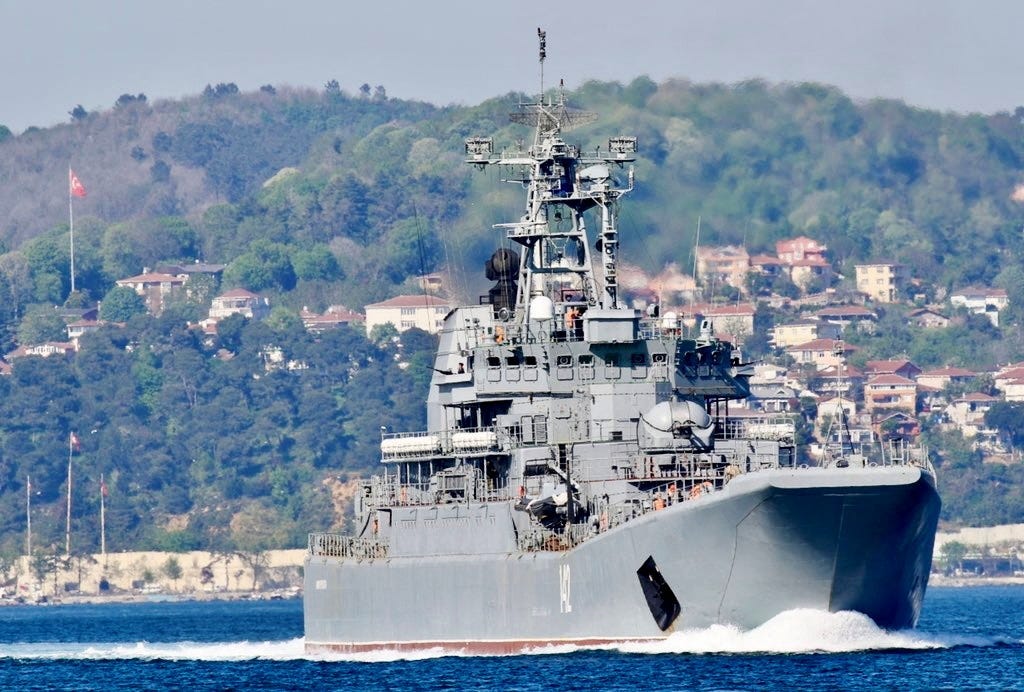 Das große Landungsschiff Nowotscherkassk der russischen Marine durchquert den Bosporus in Istanbul.