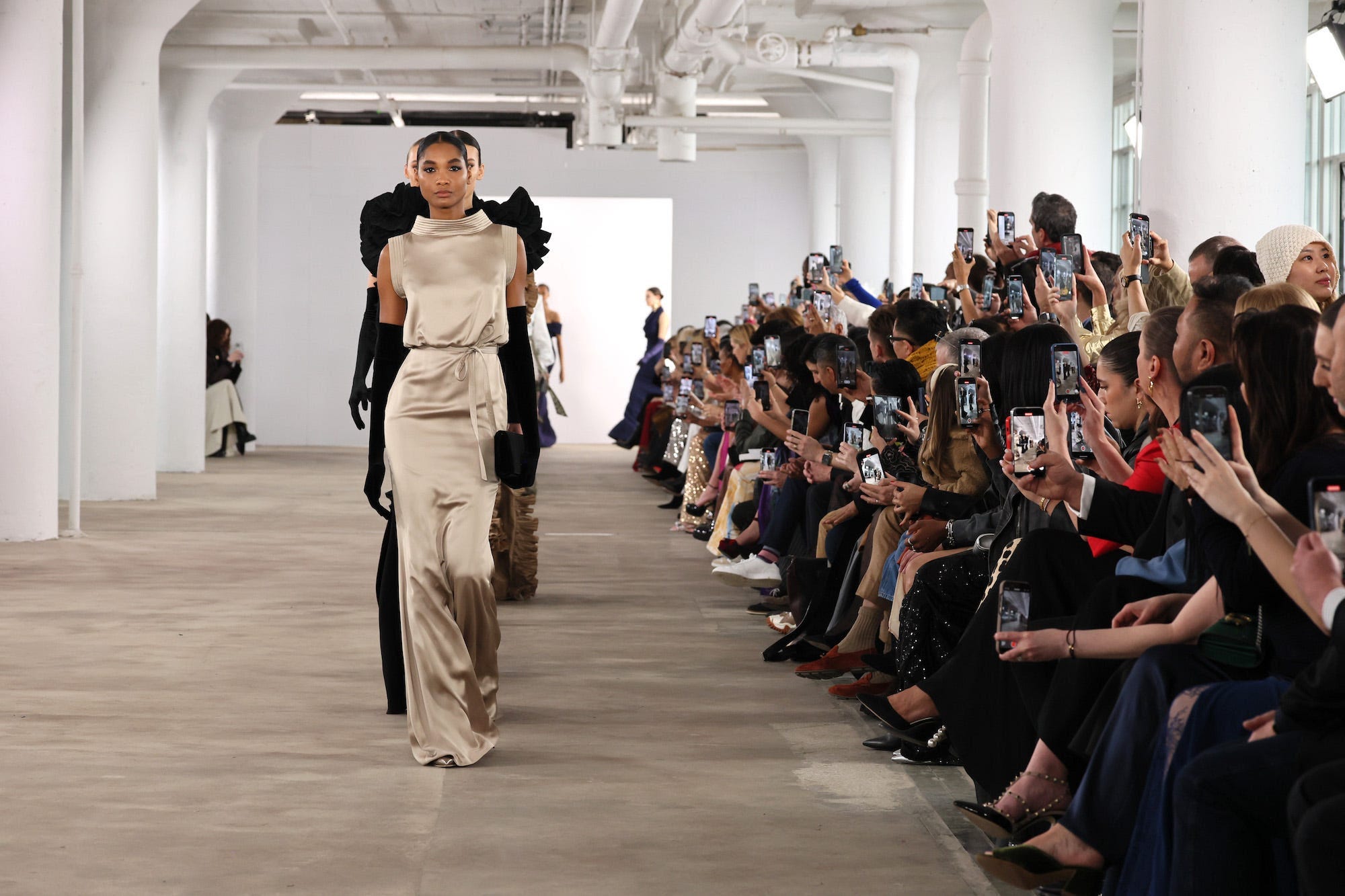 Ein Blick auf den Laufsteg von Badgley Mischka während der New York Fashion Week.