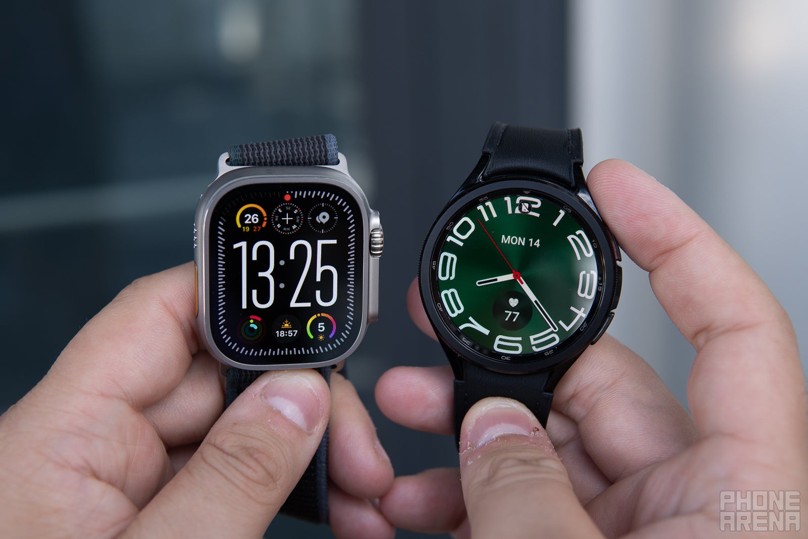 Apple Watch Ultra 2 neben der Galaxy Watch 6 Classic (Bildnachweis – PhoneArena) – Hat die große Technologie meinen Lieblingsuhrmacher verdrängt?  Lassen Sie uns über den Abschied von Fossil sprechen