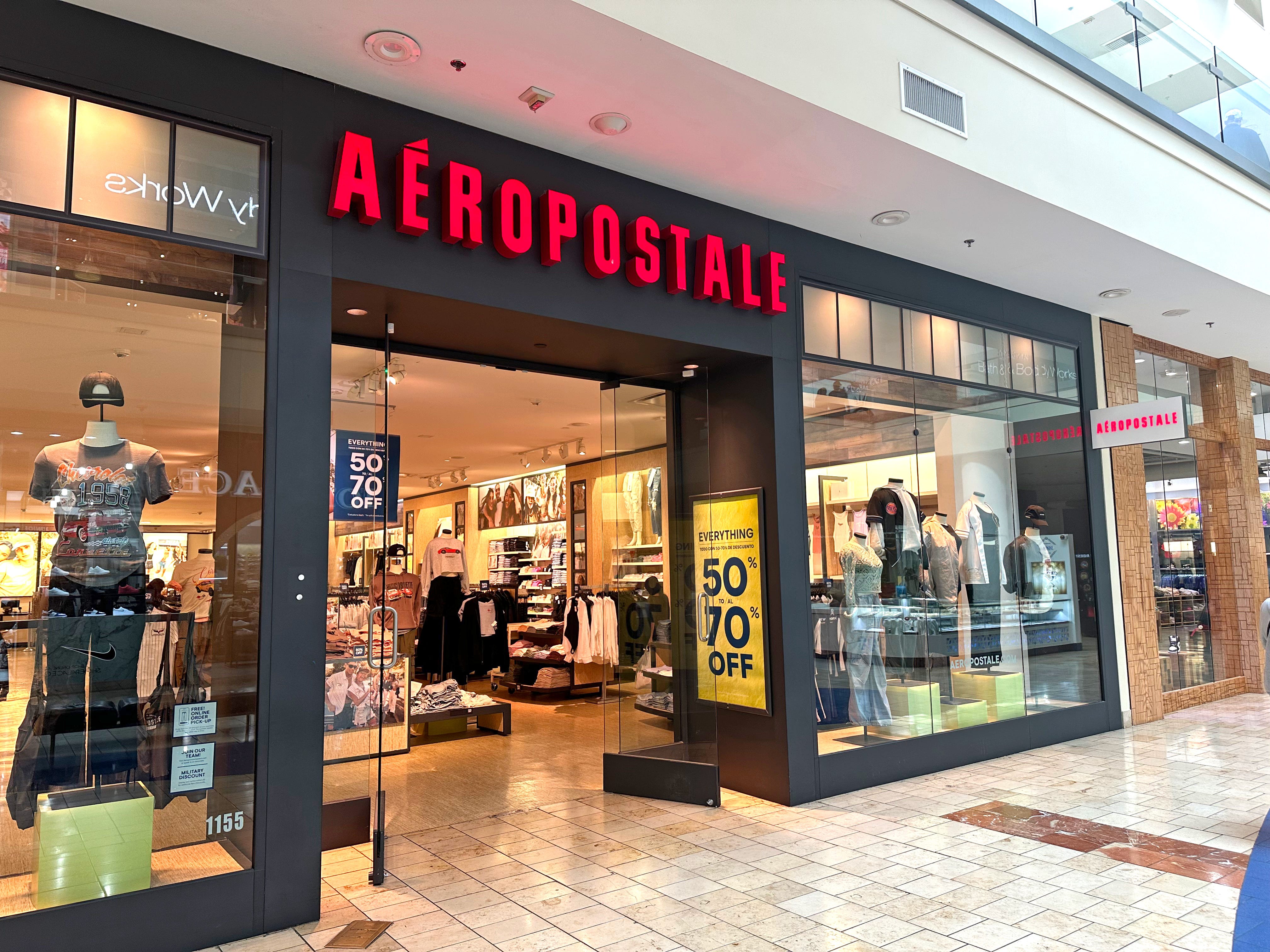 Das Äußere eines Aéropostale-Geschäfts im Jahr 2024. Auf Schildern steht: „Alles 50 % bis 70 % Rabatt.“