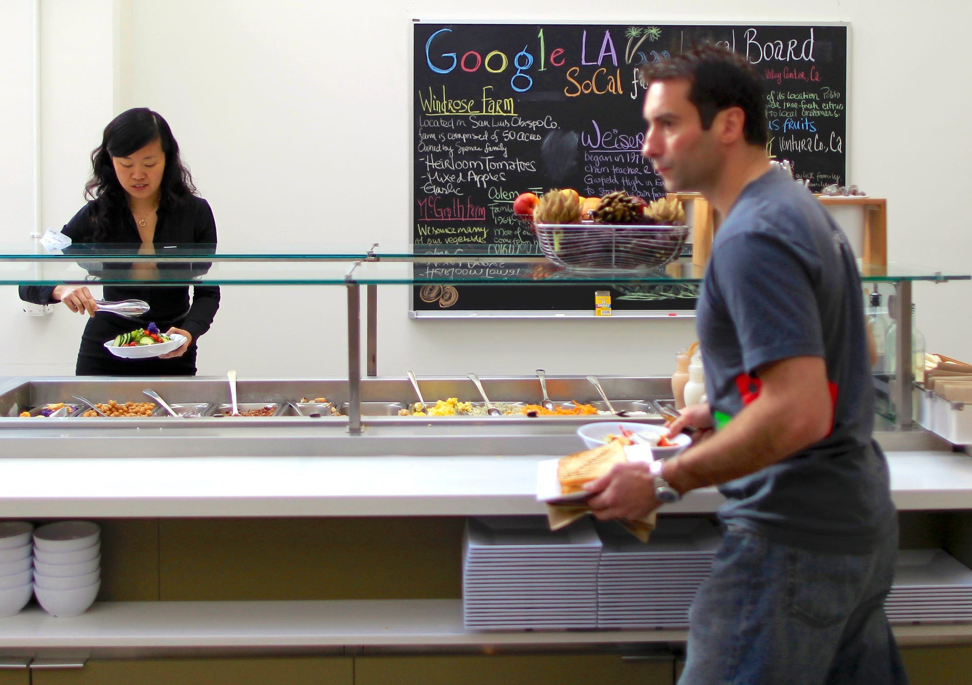 Google-Mitarbeiter in einer Bürokantine.