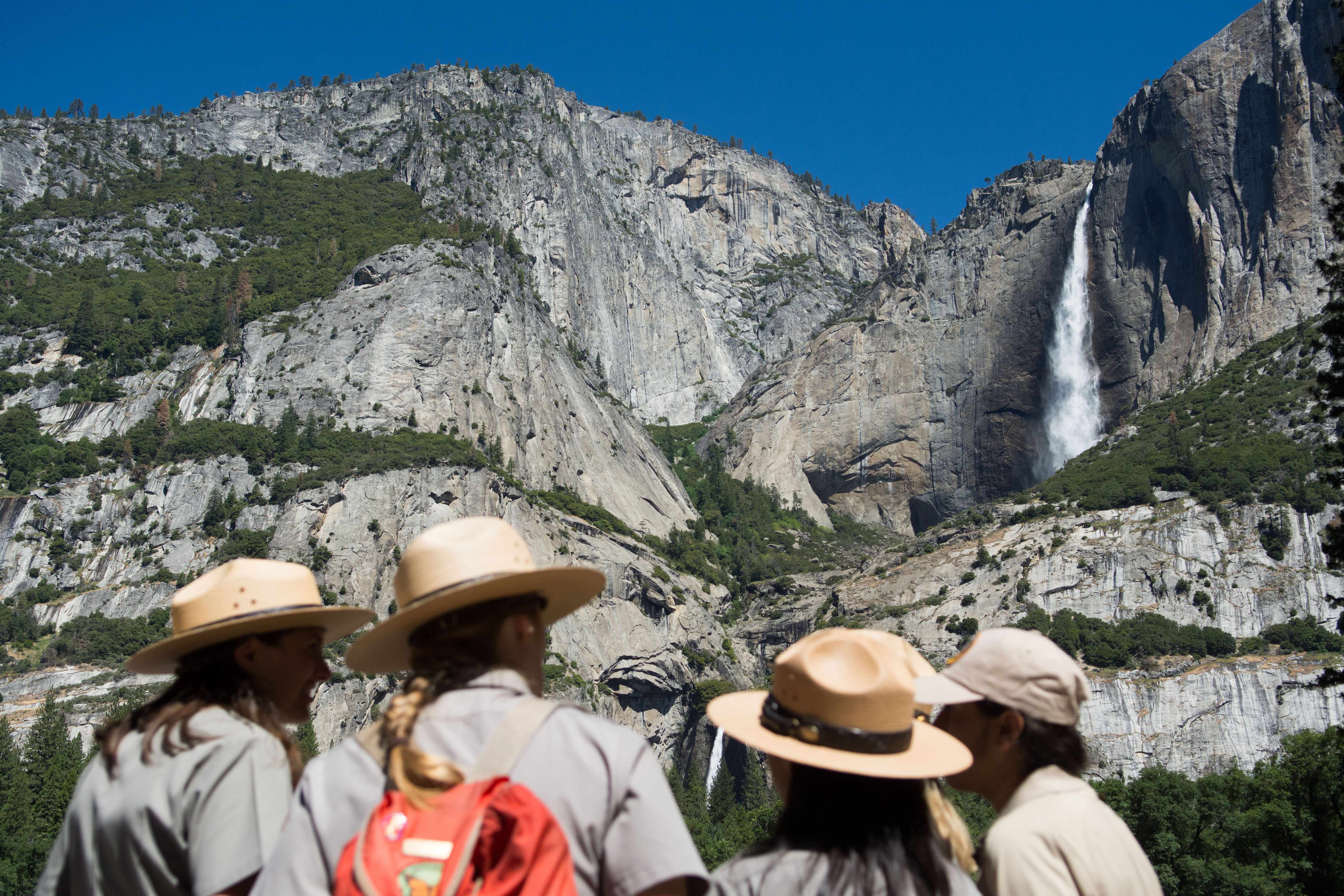 Parkranger treffen sich vor der Rede von Präsident Barack Obama am 18. Juni 2016 vor den Yosemite Falls.