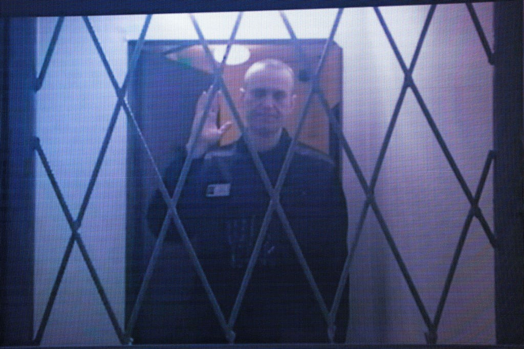 Alexey Navalny ist während einer Gerichtsverhandlung über eine Videoverbindung aus der Strafkolonie IK-3 oberhalb des Polarkreises auf einem Bildschirm zu sehen.