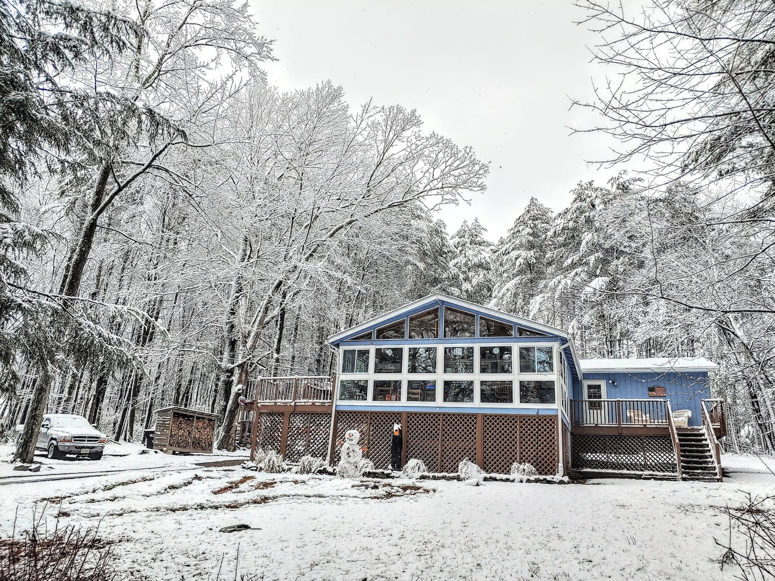 Ein Haus im Wald, bedeckt mit Schnee.