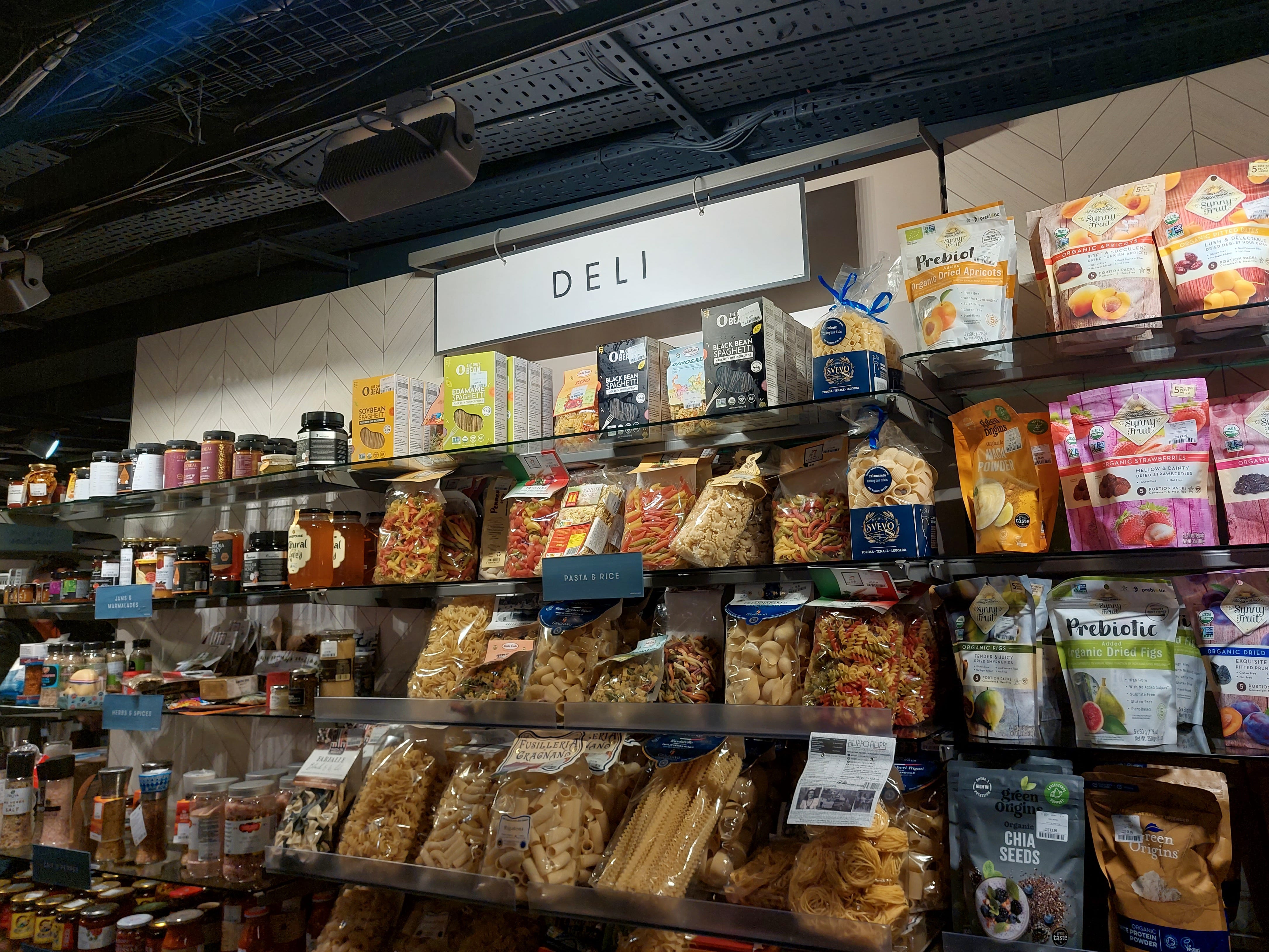 Die Feinkost-Ausstellung in einem TK Maxx-Laden in London zeigt Regale mit Samen, Trockenfrüchten, Nudeln und Reis.
