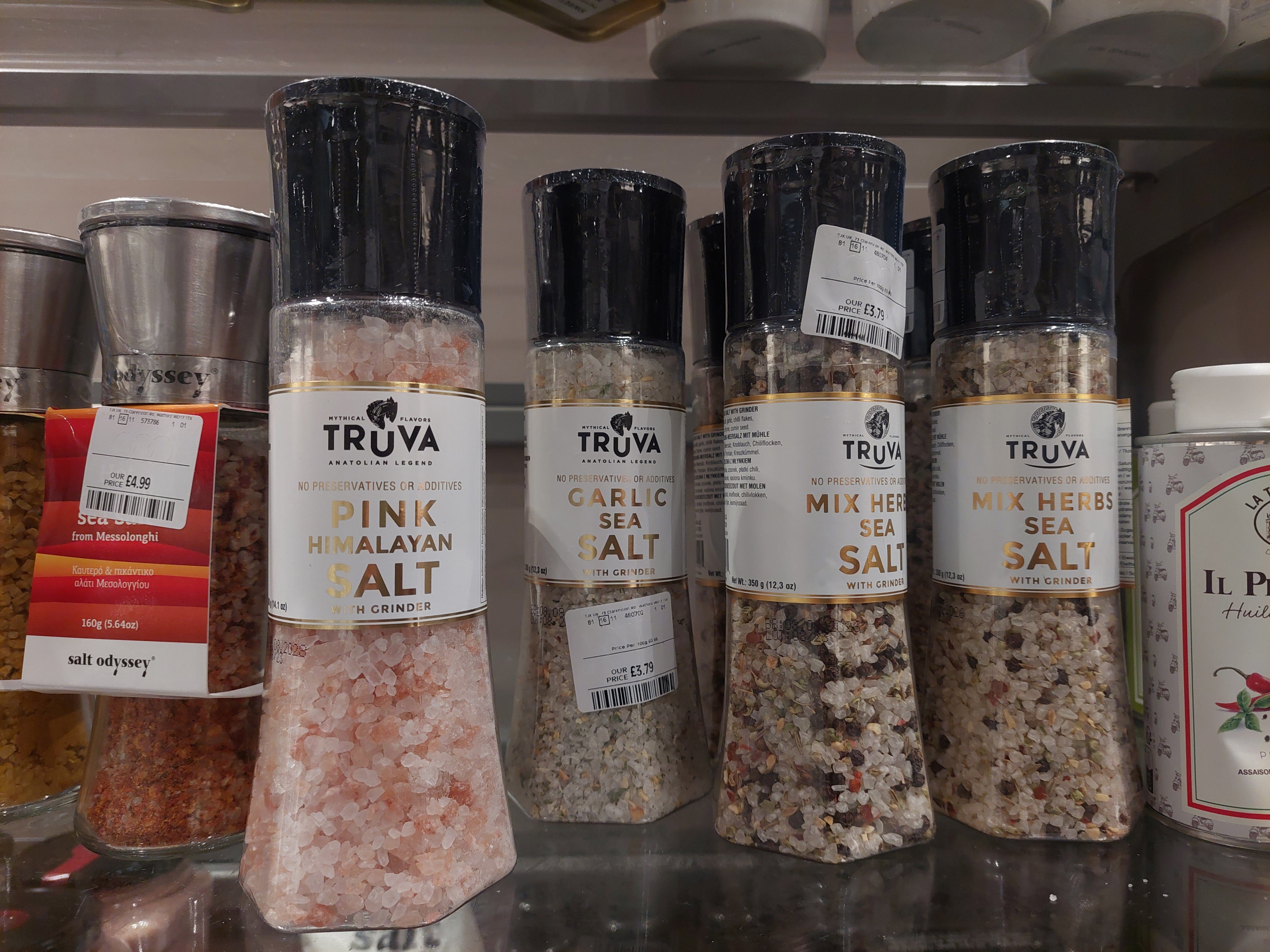 Rosafarbenes Himalaya-Salz zum Verkauf in einem TK Maxx-Laden in Newcastle, Großbritannien.