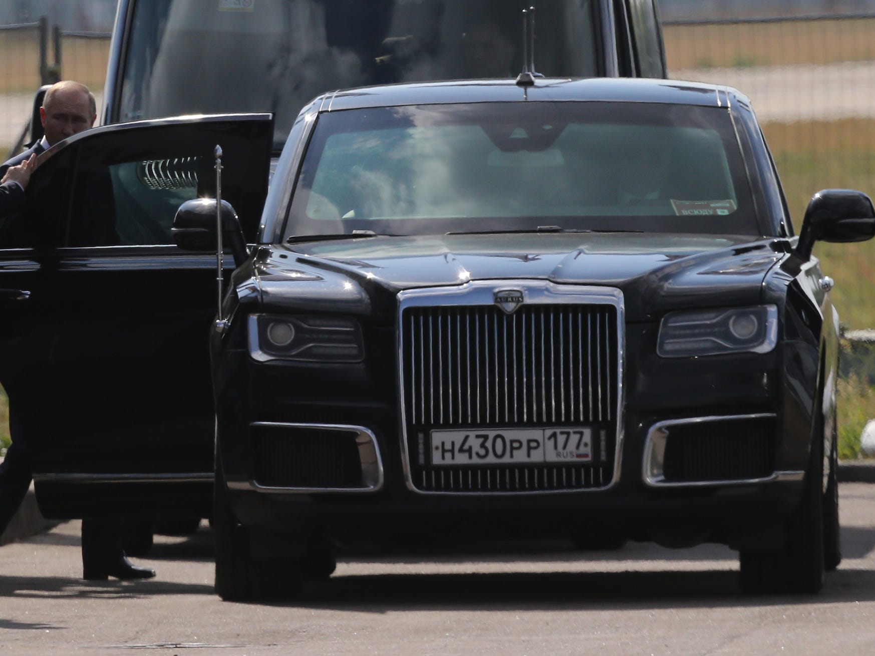 Putin nähert sich seiner Aurus-Limousine