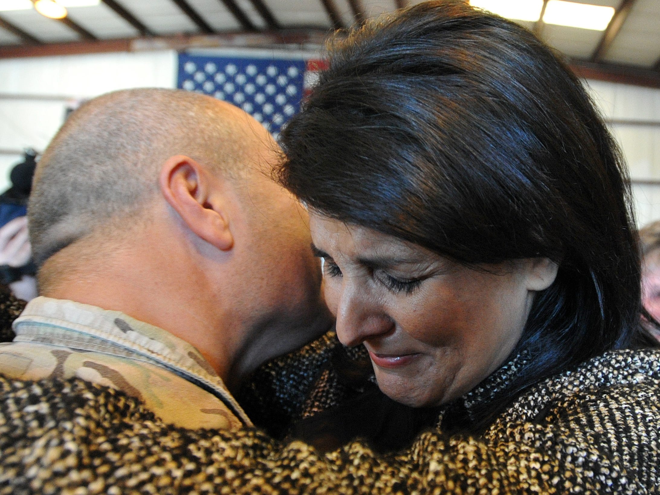 Nikki Haley weint, als sie ihren Ehemann Michael Haley nach seiner Rückkehr aus Afghanistan umarmt