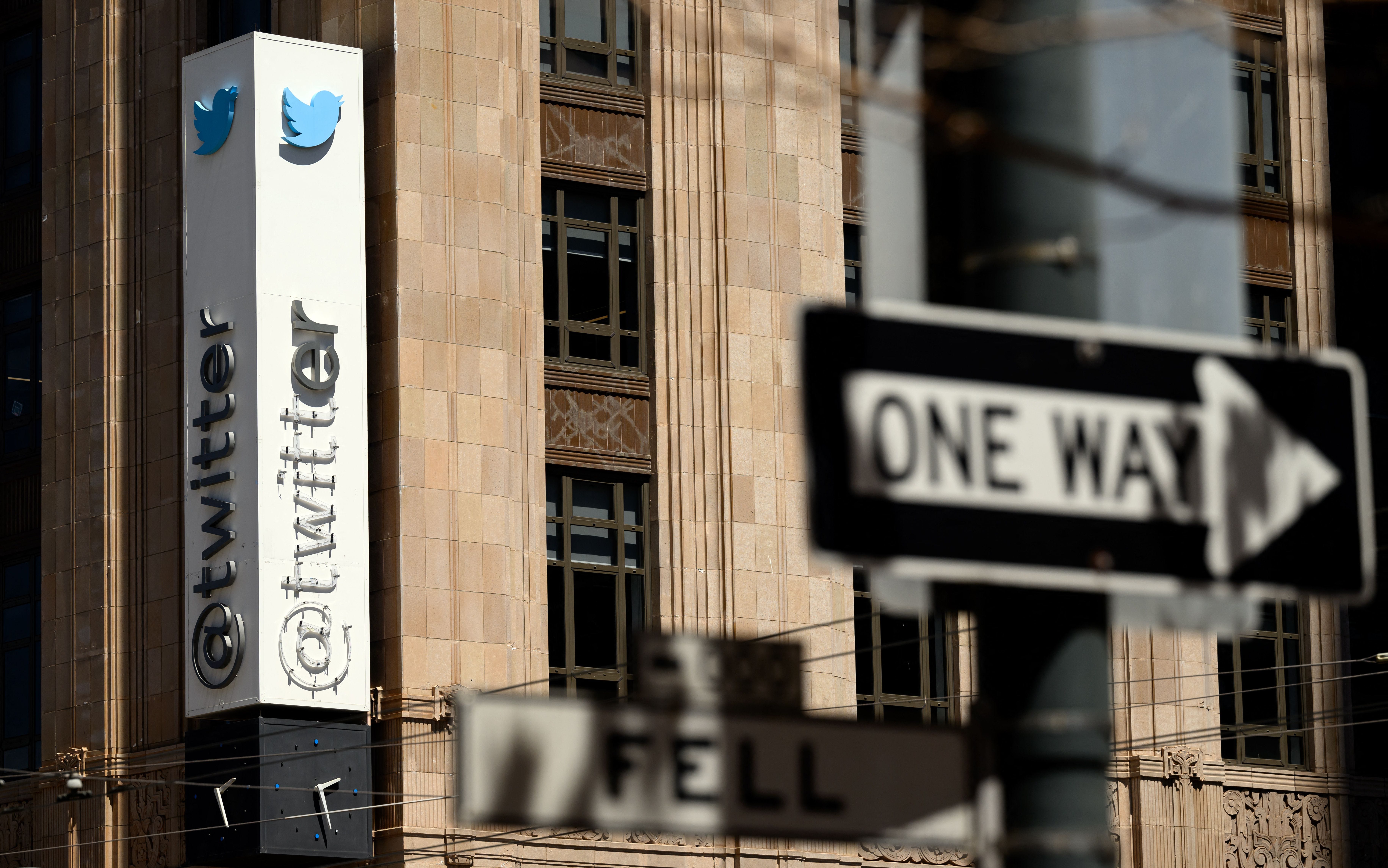 An der Seite des Hauptgebäudes in San Francisco wurde ein Teil des Twitter-Schilds entfernt.