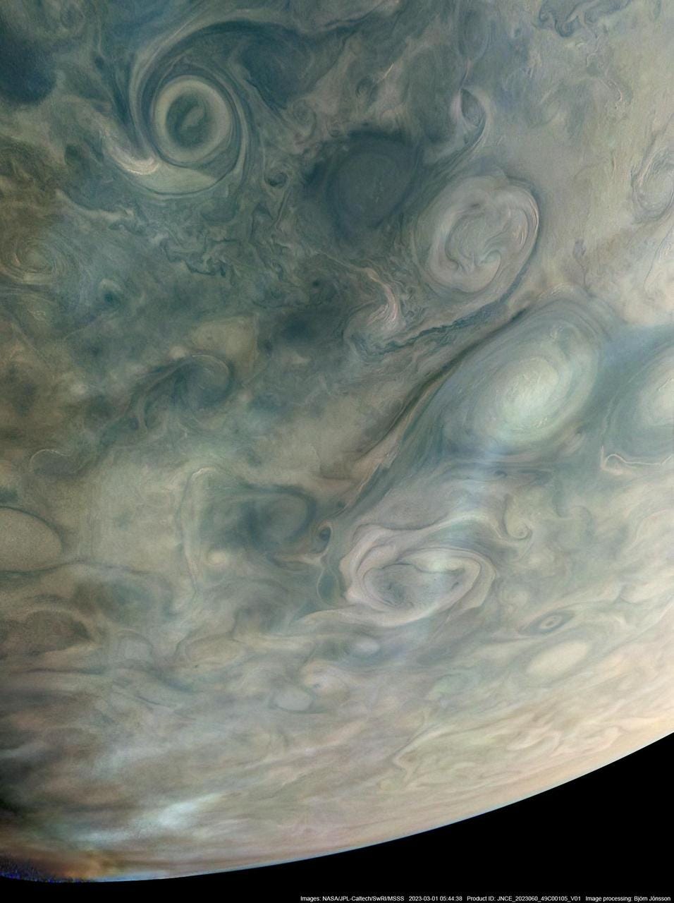 Jupiters dunstige, wirbelnde Atmosphäre.