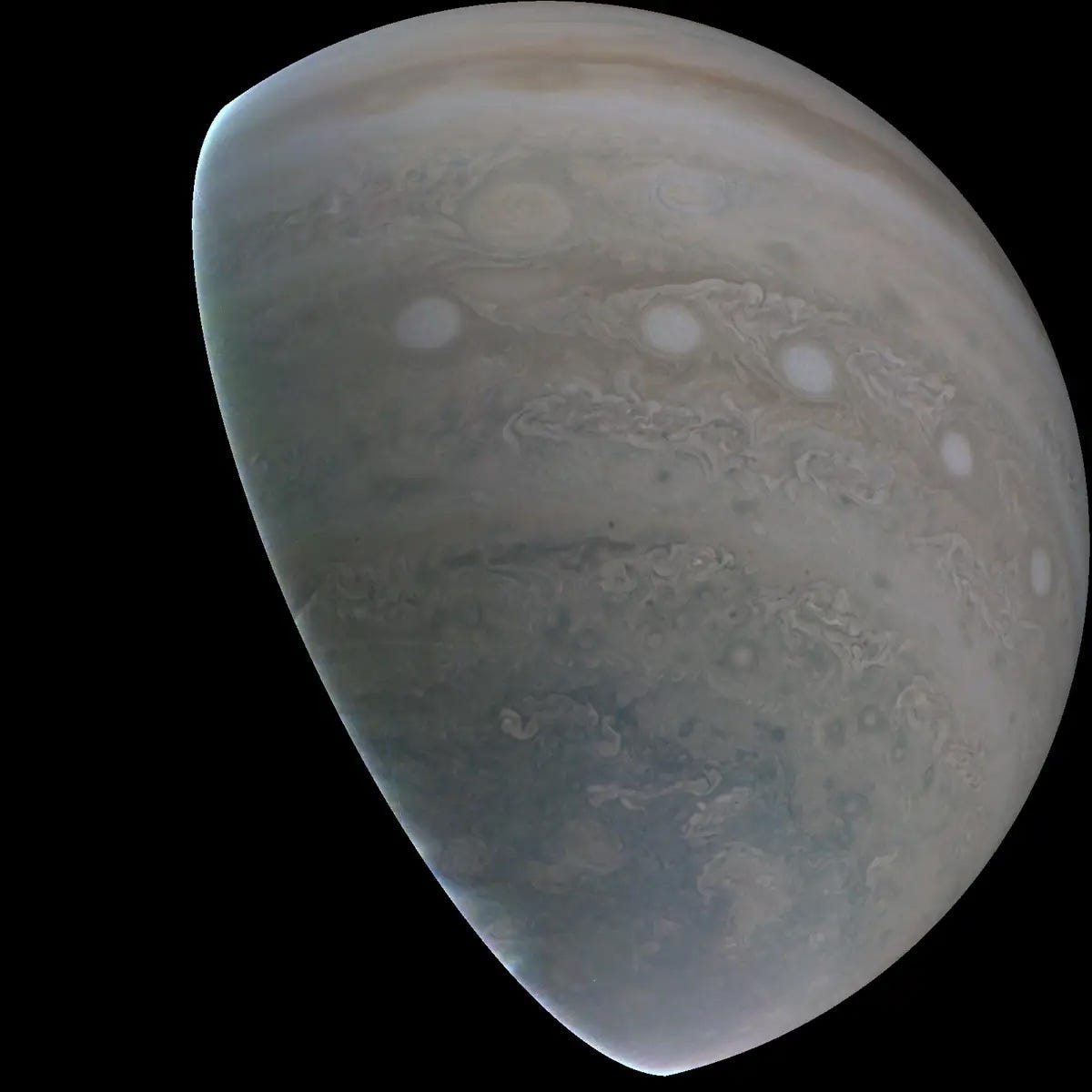 Eine halbkugelförmige Darstellung von Jupiter vor der Dunkelheit des Weltraums.