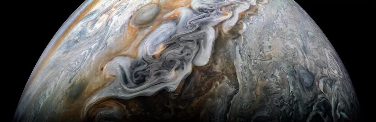 Jupiters nördlicher gemäßigter Gürtel, fotografiert vor der Dunkelheit des Weltraums.