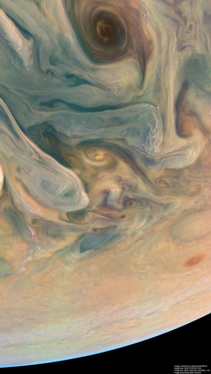 Bunte Wirbel in der Atmosphäre des Jupiter, fotografiert vor der Dunkelheit des Weltraums.