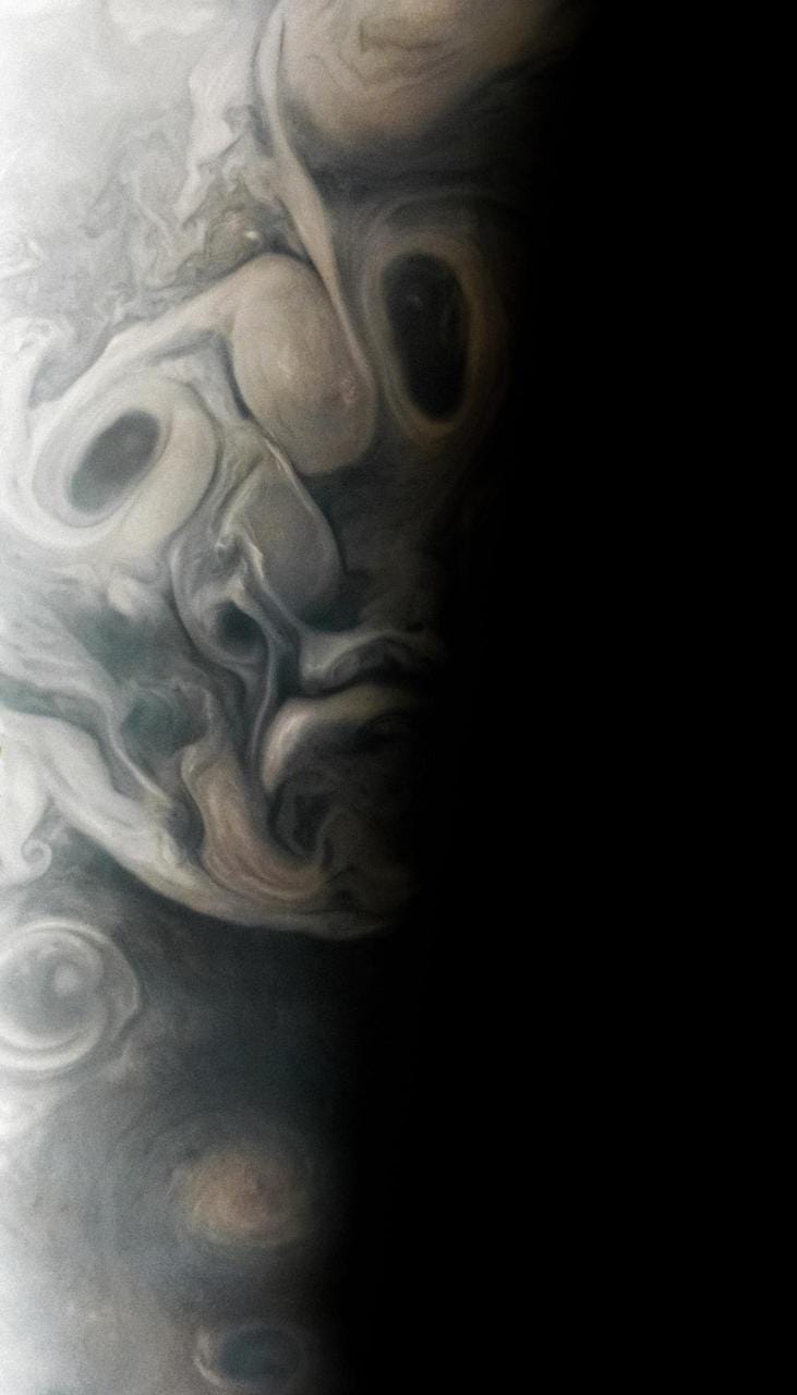 Wolken in der Jupiteratmosphäre, die wie das Gesicht einer Person aussehen.