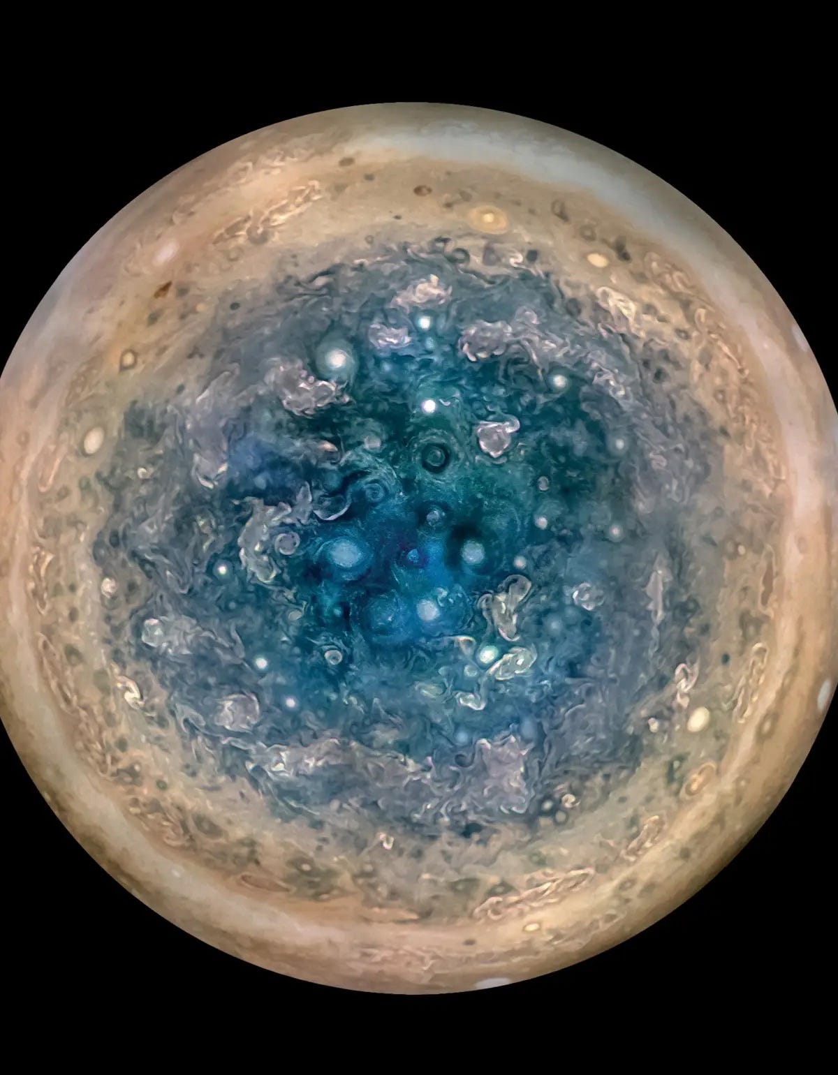 Jupiters Südpol vor der Dunkelheit des Weltraums fotografiert.
