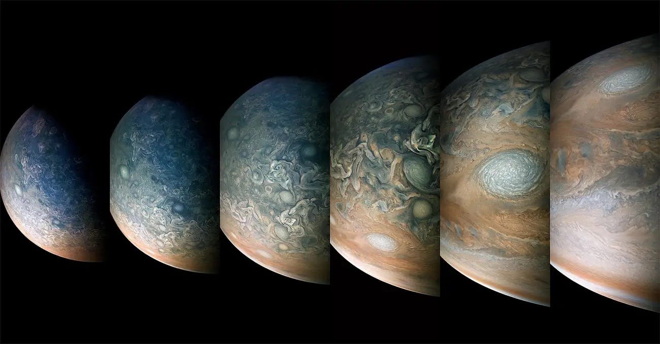 Verlauf der Bilder von Jupiter, die aufgenommen wurden, als sich die Raumsonde Juno ihm näherte.