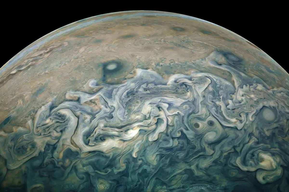 Jupiters Atmosphäre fotografiert vor der Dunkelheit des Weltraums.