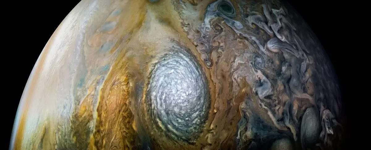 Ein weißer Antizyklon auf der Oberfläche des Jupiter.
