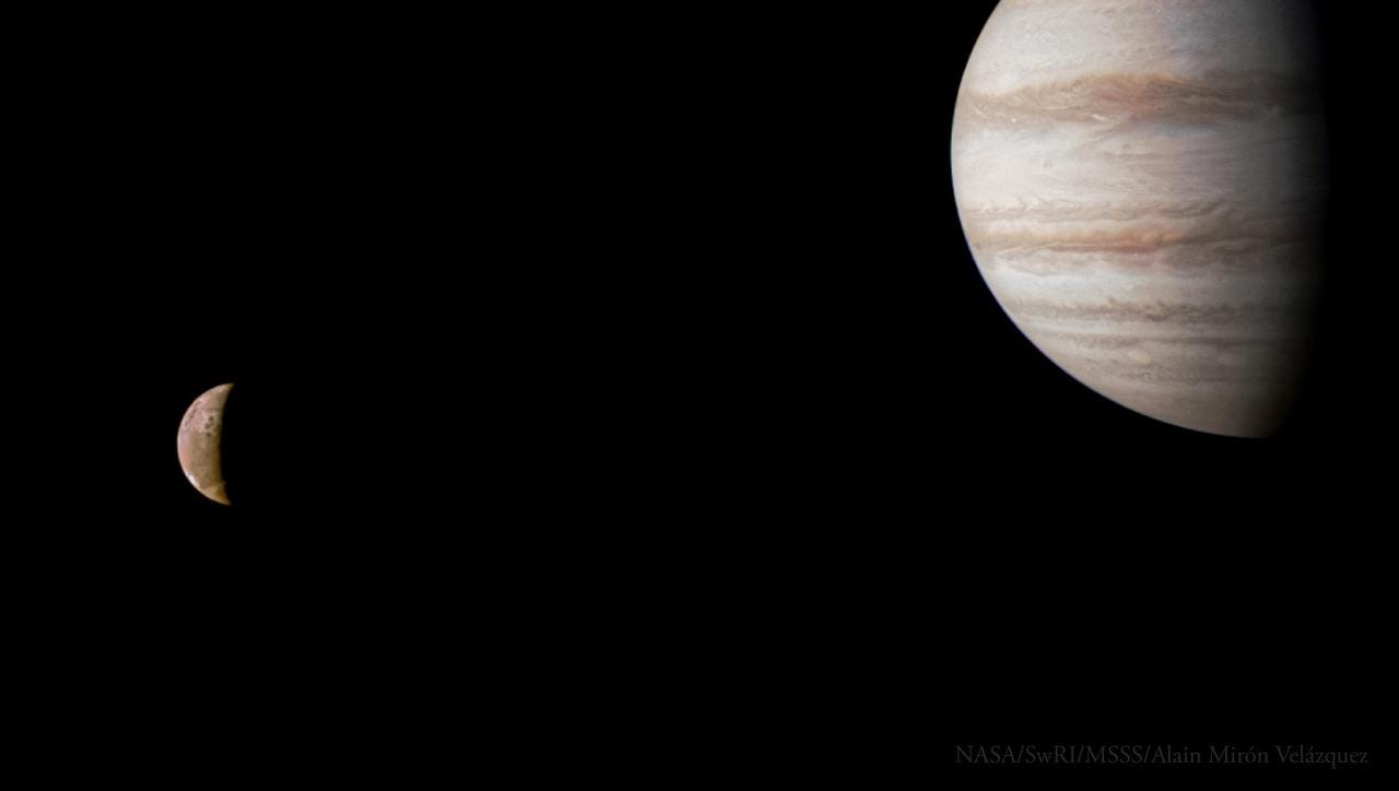 Jupiter schwebt im Weltraum neben seiner Mondsichel Io