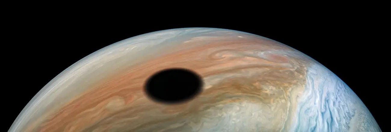 Schatten des Jupitermondes Io auf der Jupiteroberfläche.