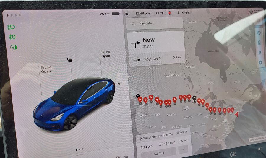 Das Tesla-Navigationssystem leitet Sie automatisch zu Superchargern entlang Ihrer Route.