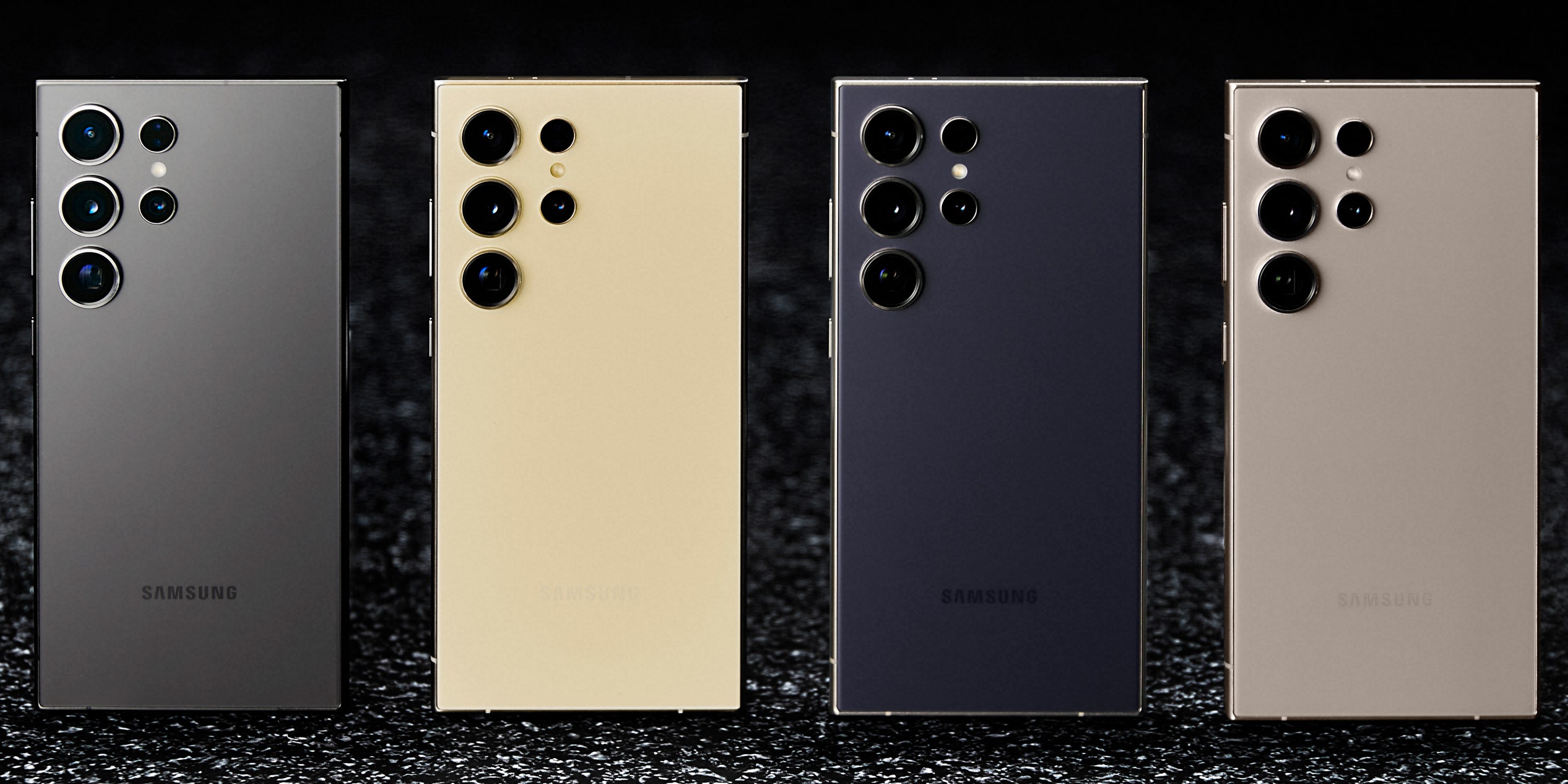 Das Samsung Galaxy S24 Ultra in verschiedenen Farboptionen, aufrecht vor einem schwarzen strukturierten Hintergrund dargestellt.