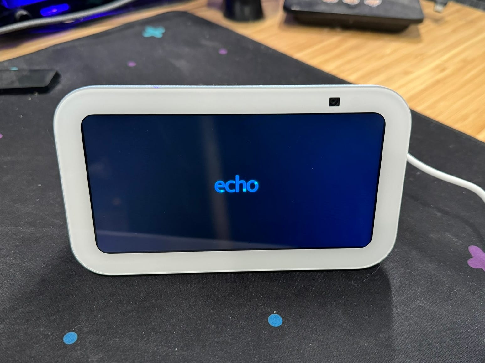 Amazon Echo Show 5 zeigt die Logo-Seite für die Ersteinrichtung an