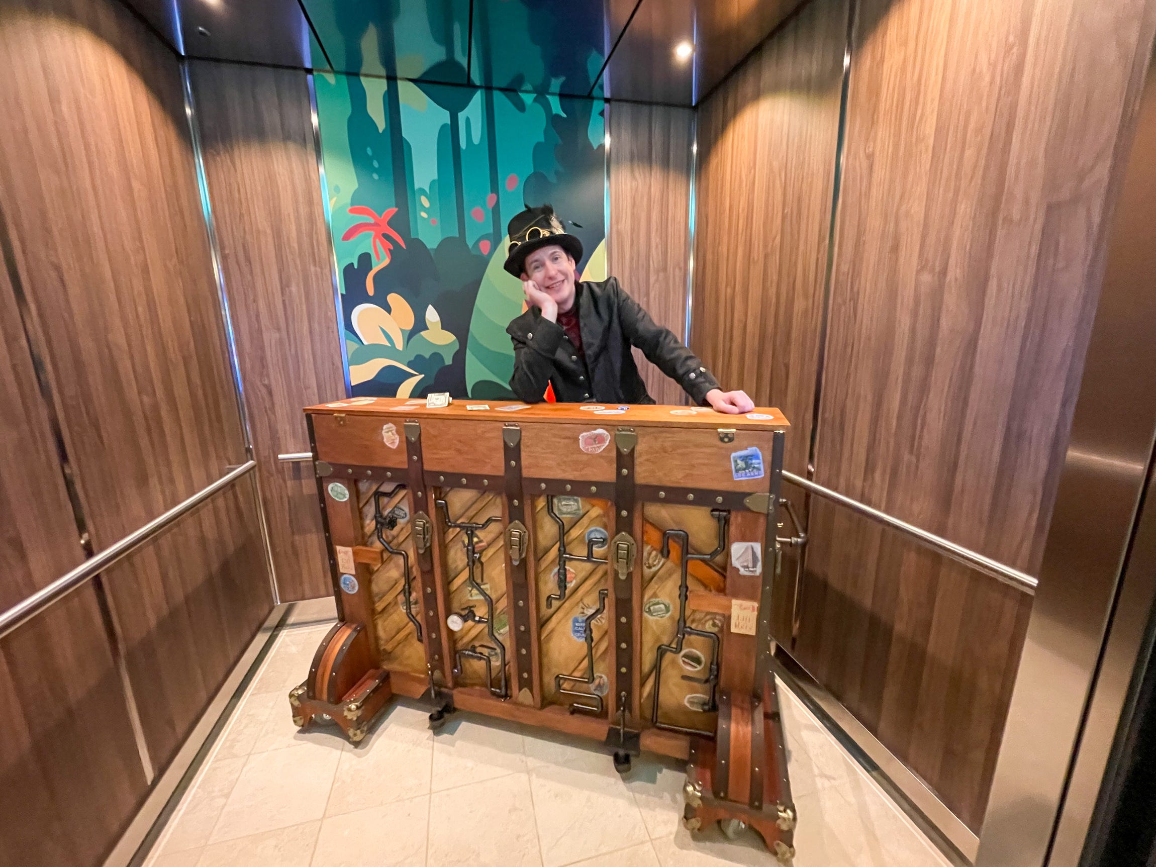 Person in einem Aufzug mit einem Klavier auf der Icon of the Seas