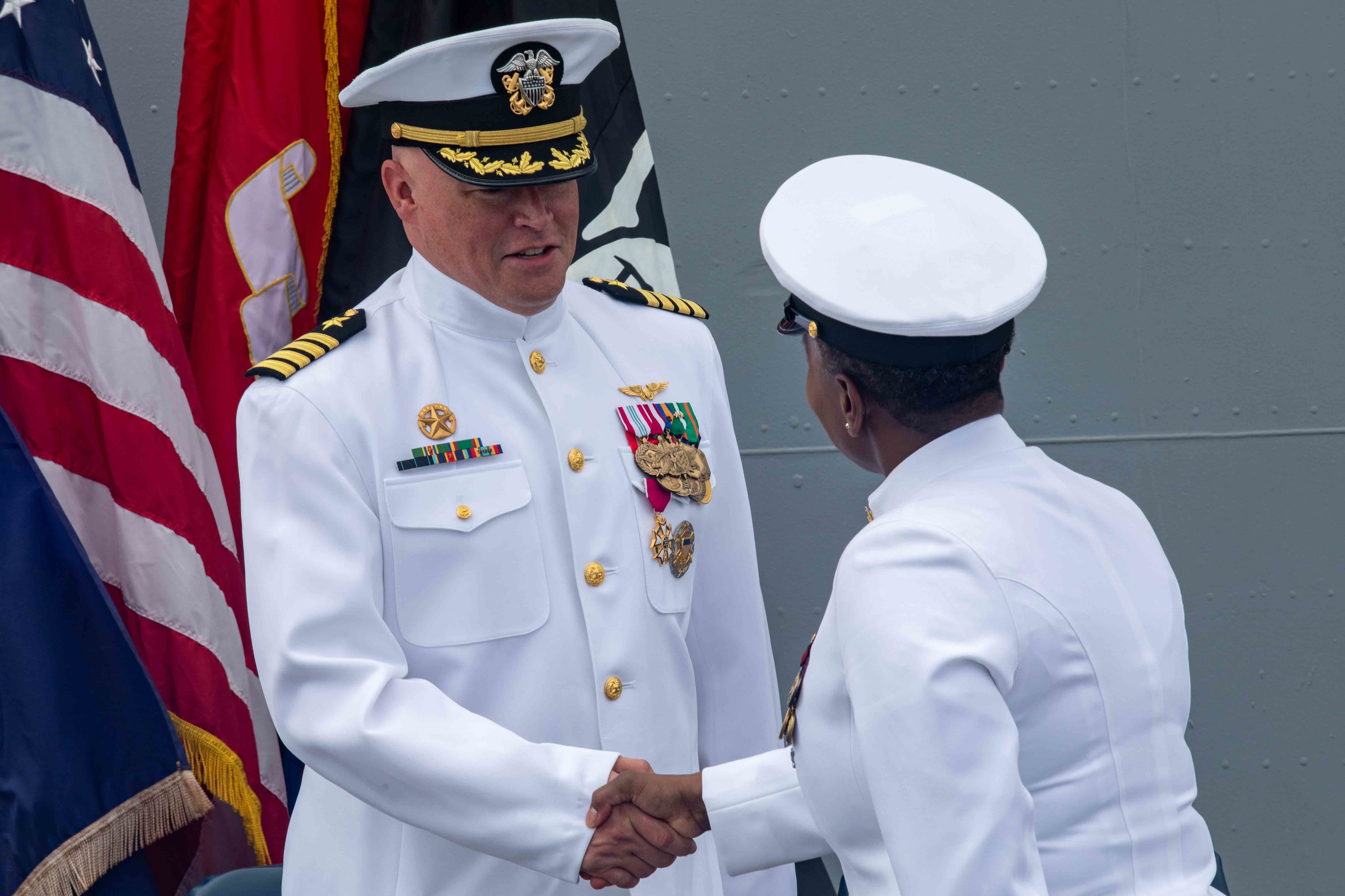 Kapitän Chris Hill, damaliger Kommandant des amphibischen Transportdockschiffs USS Arlington der San Antonio-Klasse, nachdem er am 6. August 2021 im Rahmen einer Kommandoübergabezeremonie die Legion of Merit erhalten hatte.