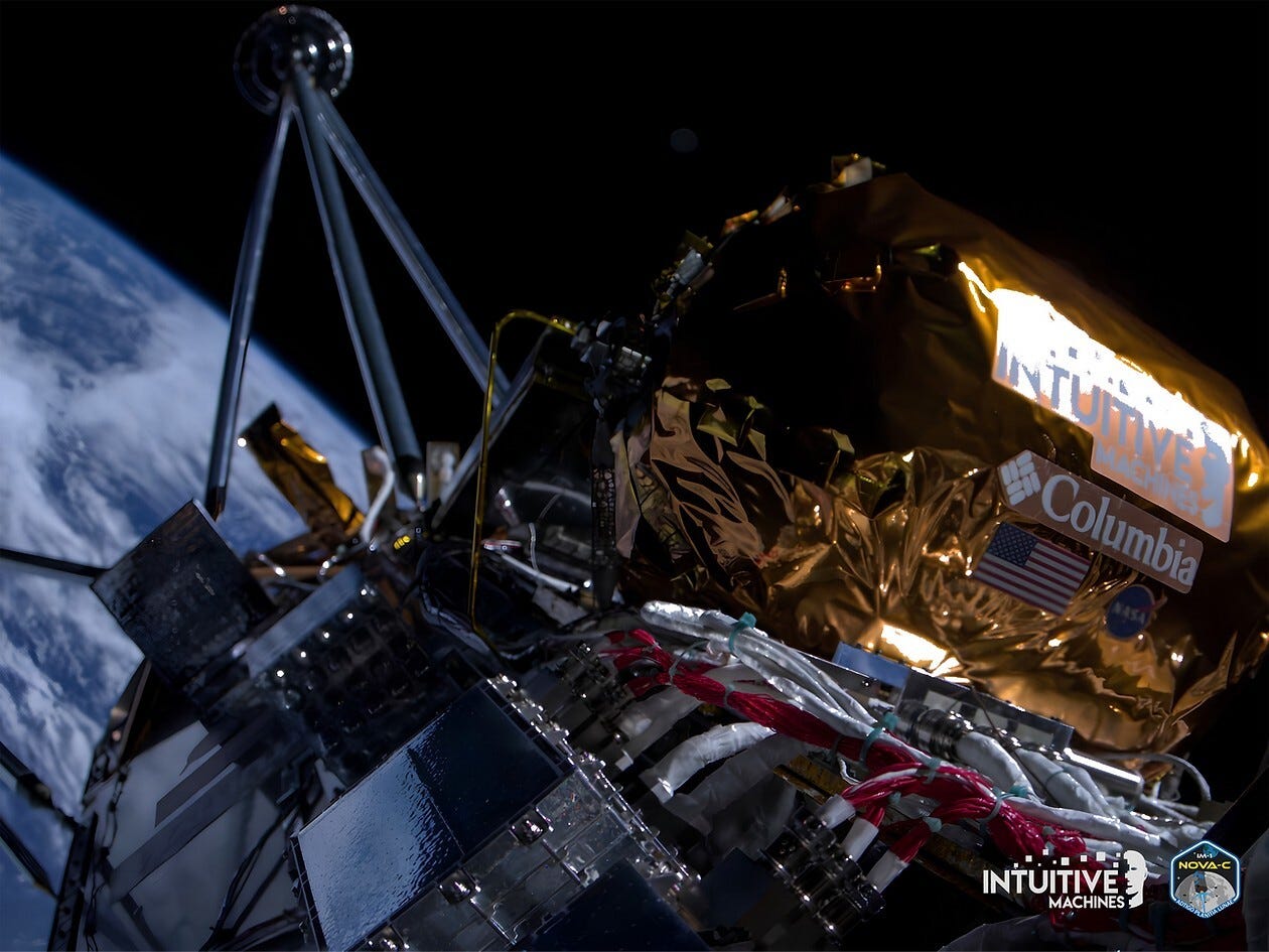 Das Raumschiff der IM-1-Mission schwebt im Weltraum mit der Erde im Hintergrund.