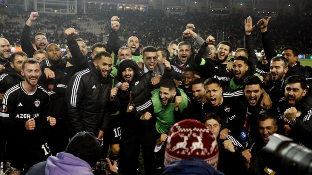 Spieler von Qarabag feiern den Sieg über Sporting Braga in der Europa League