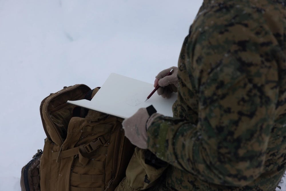 Ein Kampfkünstler des Marine Corps Combat Art Program illustriert Marineinfanteristen beim Training bei kaltem Wetter.