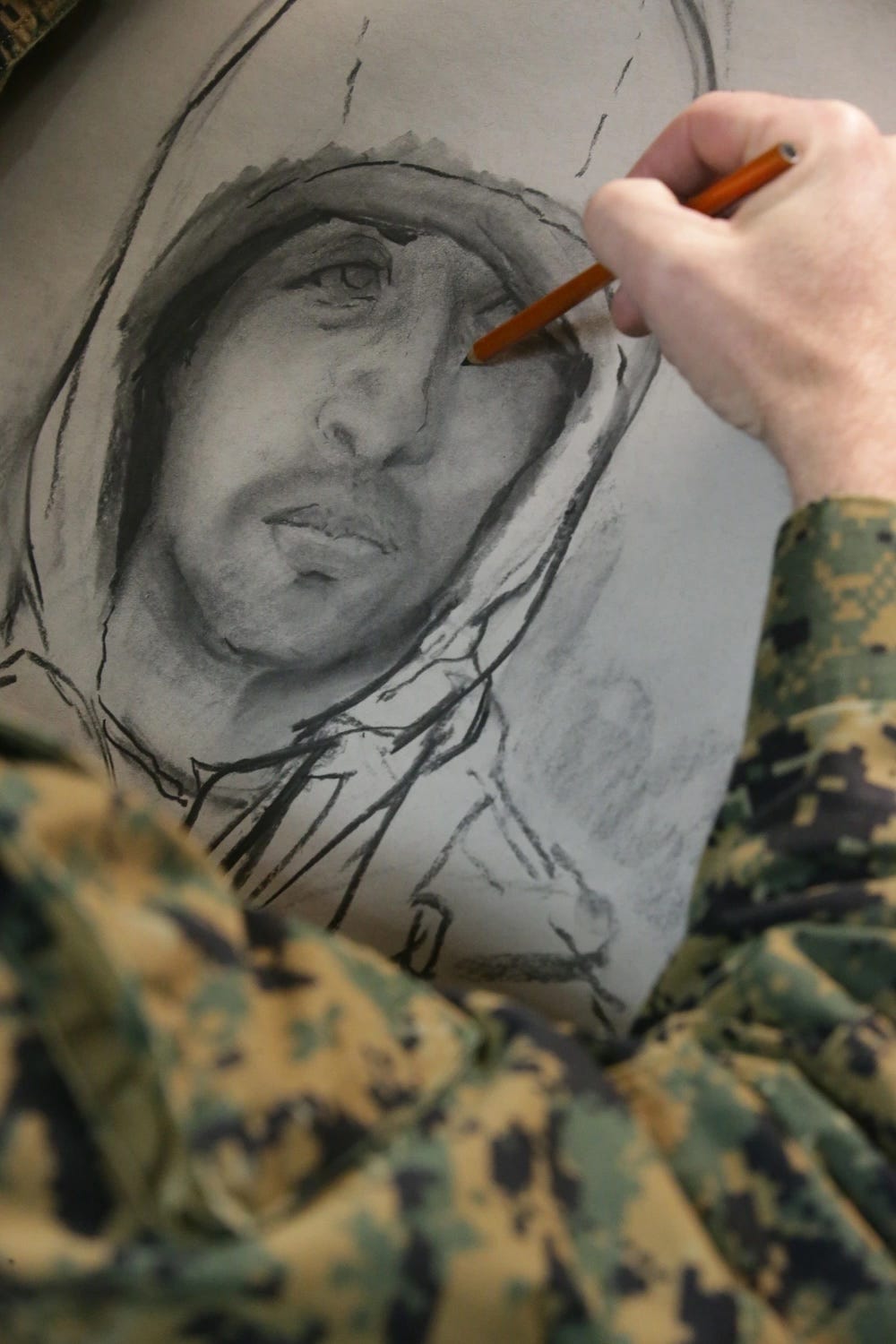 Maj. Michael Reynolds vom US-Marinekorps und ein Kampfkünstler stellen eine Zeichnung fertig
