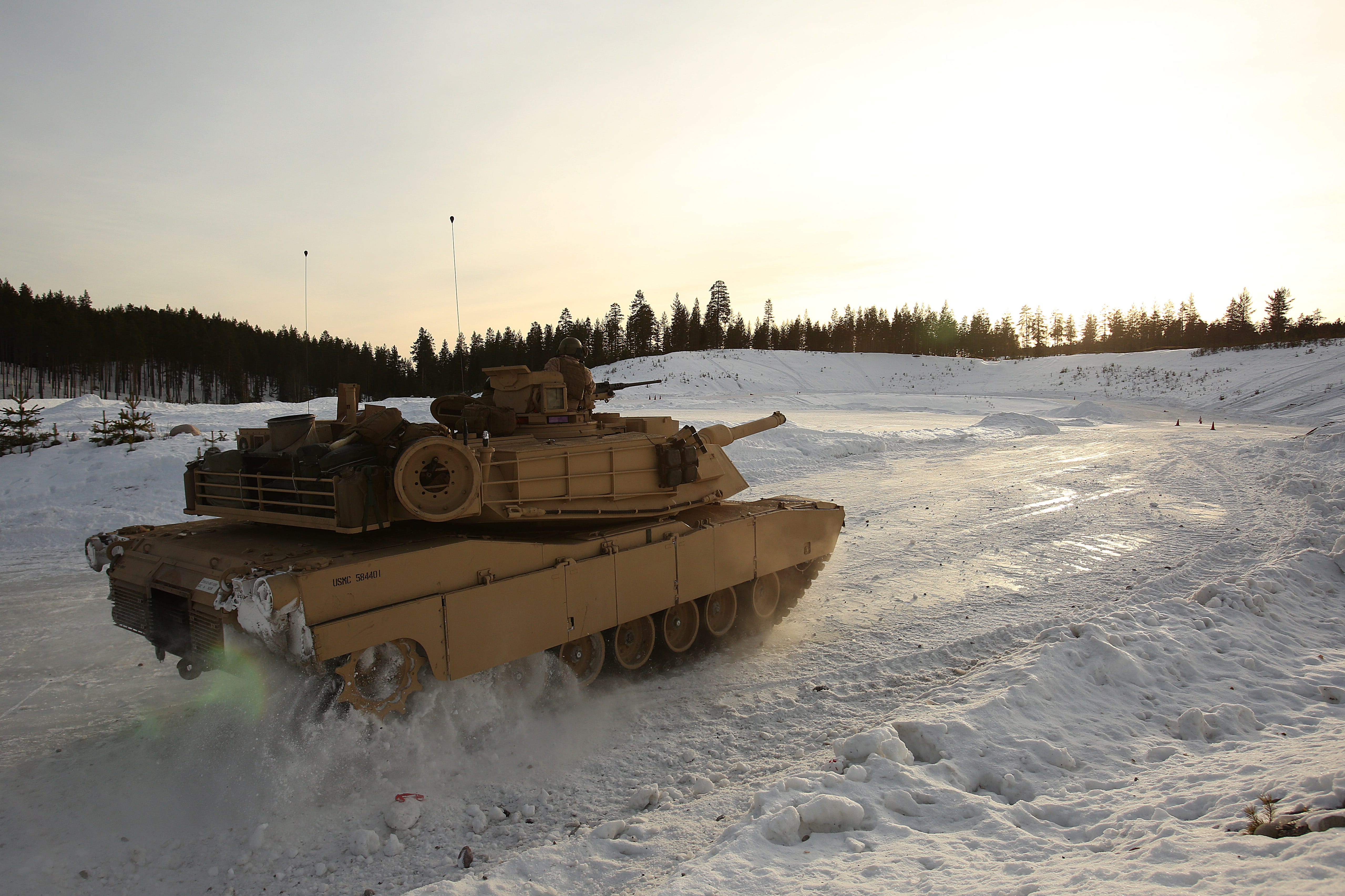 US-Marineinfanteristen der Combined Arms Company in Bulgarien und Mitglieder der norwegischen Armee ließen ihre 126.000 Pfund schweren M1A1 Abrams-Panzer im Rahmen ihres Vorbereitungstrainings in Rena, Norwegen, am 18. Februar 2016 über eine Eisbahn treiben.