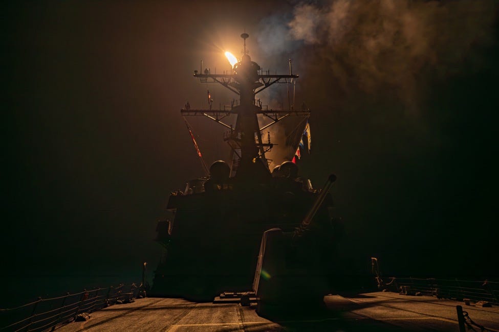 Während der Huthi-Angriffe wird von einem Kriegsschiff der US-Marine Munition abgefeuert.