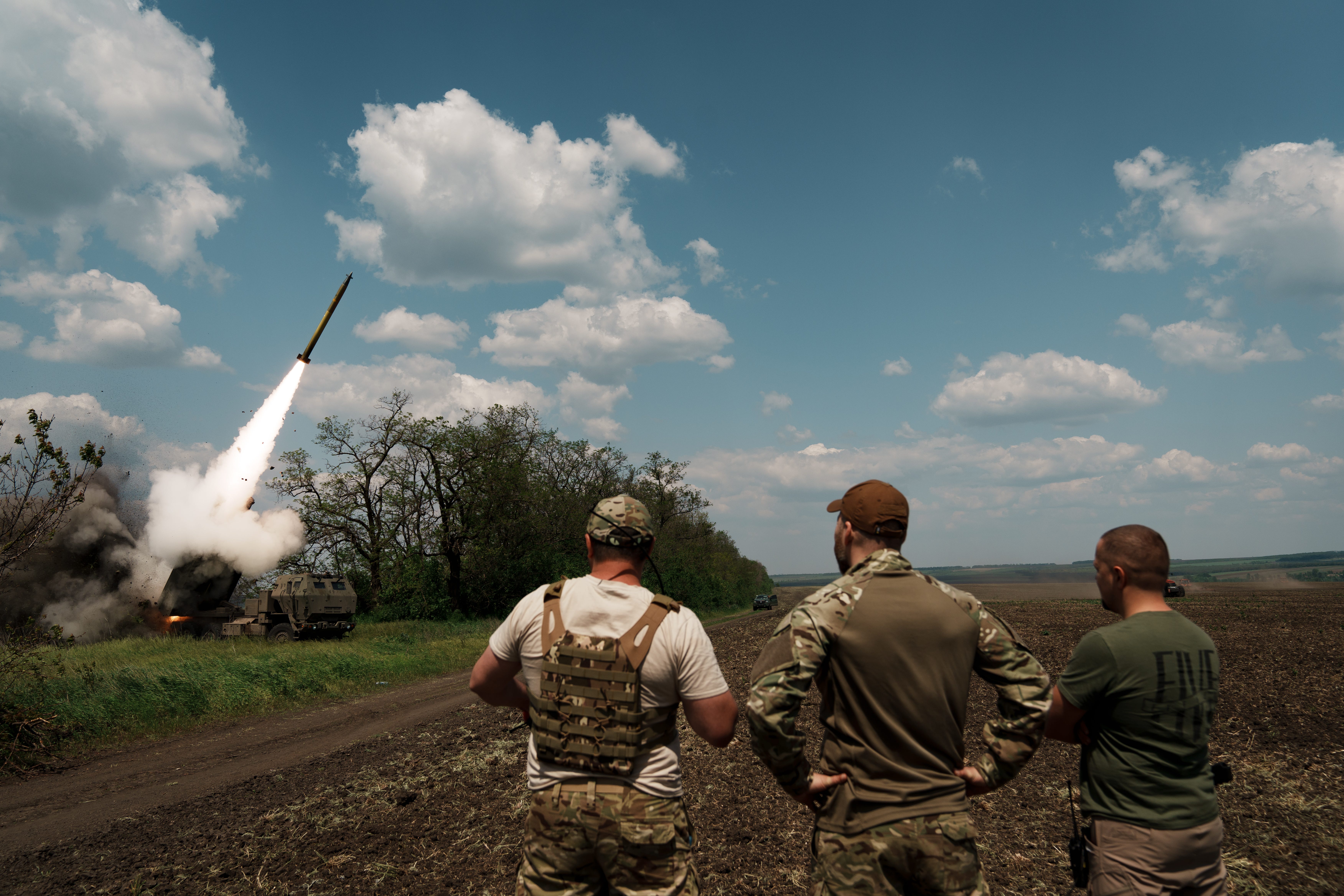 Ukrainische Soldaten beobachten am 18. Mai 2023 im Oblast Donezk, Ukraine, einen Raketenabschuss von einem HIMARS-Werfer.